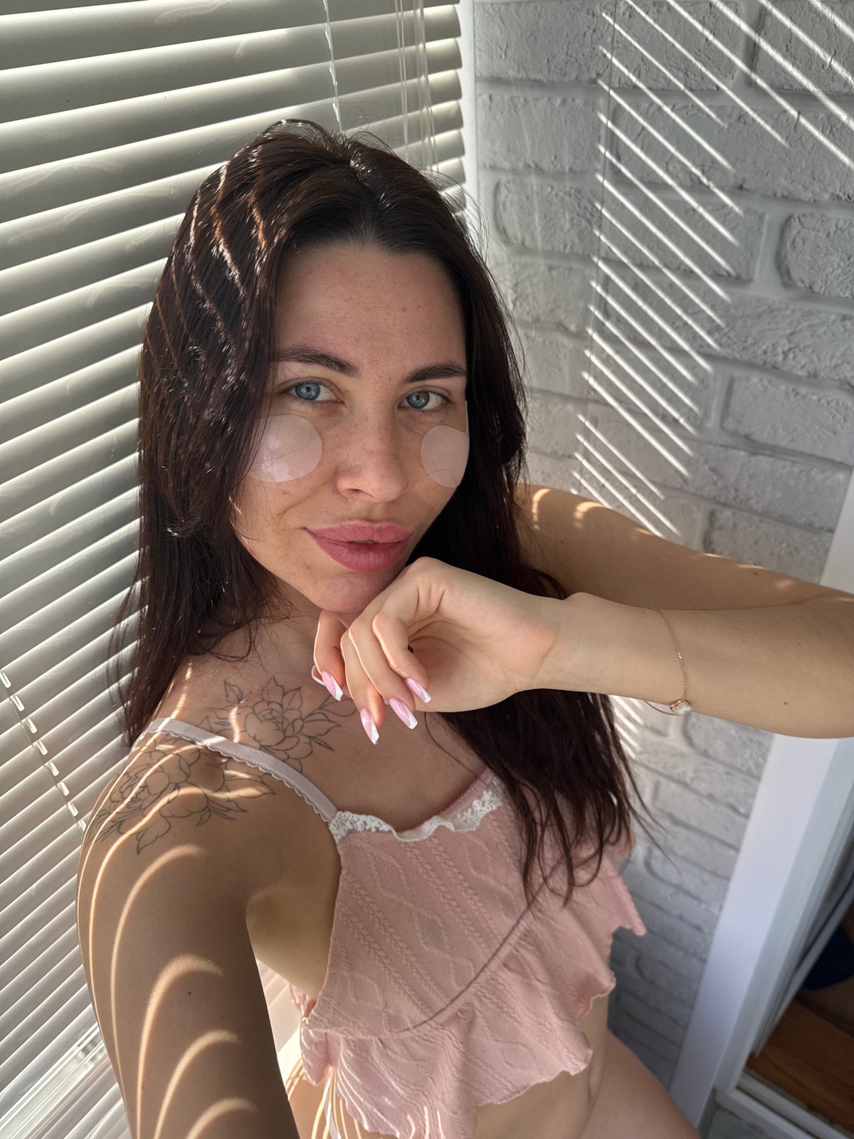 Woman spotted doing skincare routine in Chaikovsky, Russia