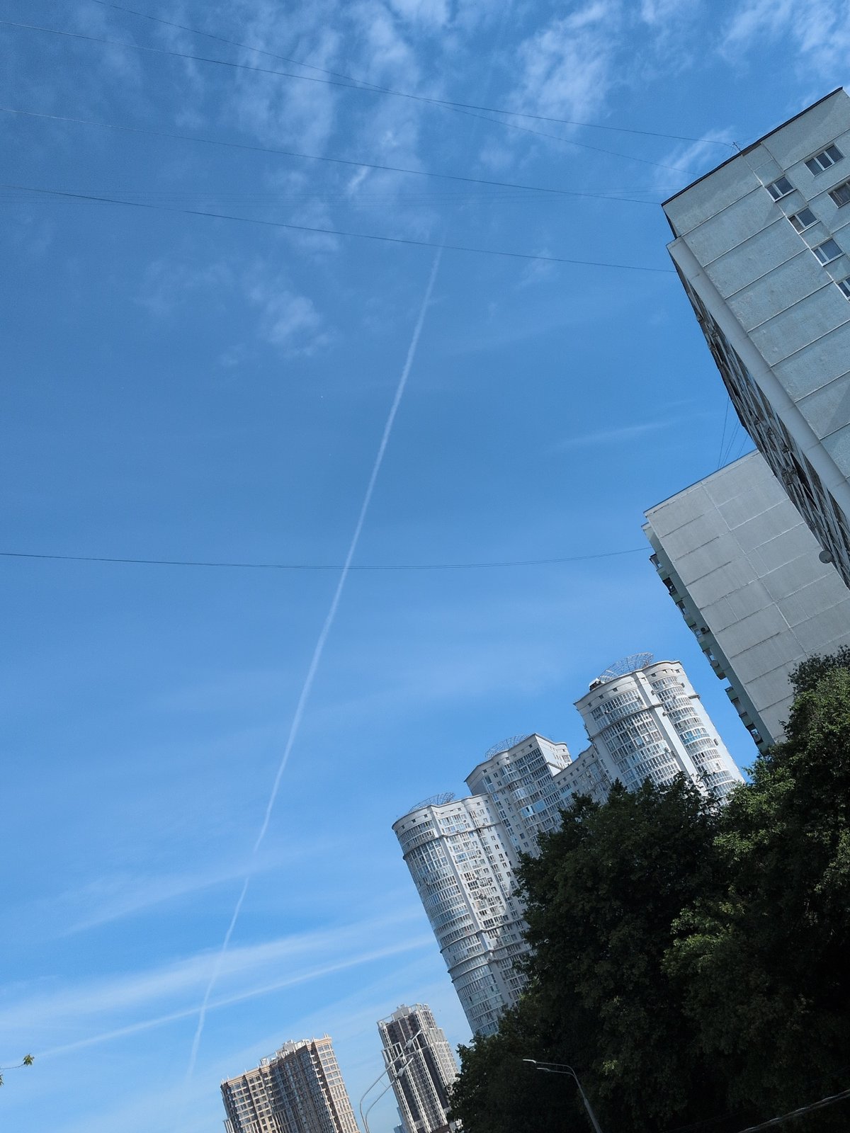Morning walk through Moscow captures urban life and transit