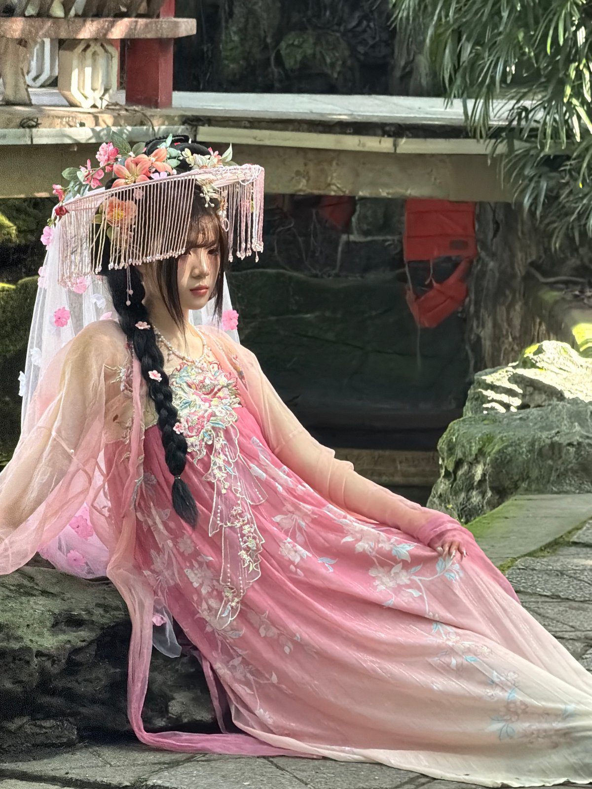 Traditional dress photoshoot and outdoor painting session in Yuzhong District