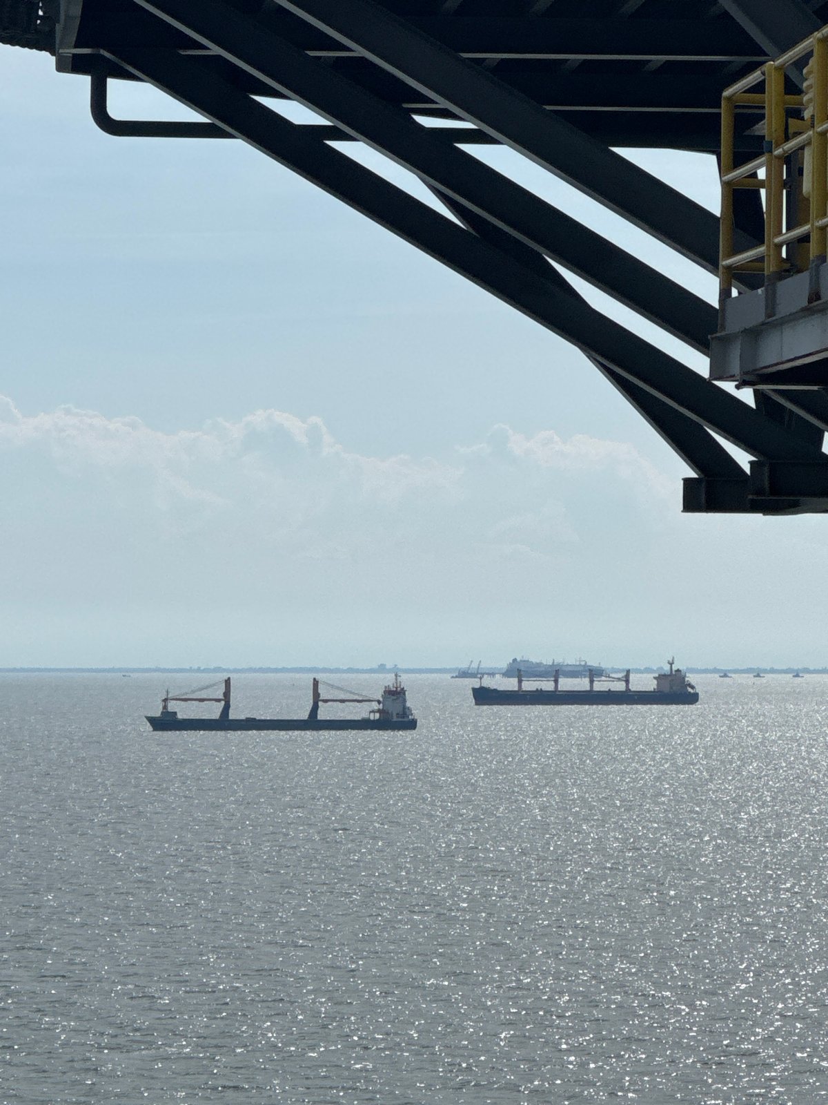 Maritime observer documents ships, infrastructure near Italian waters