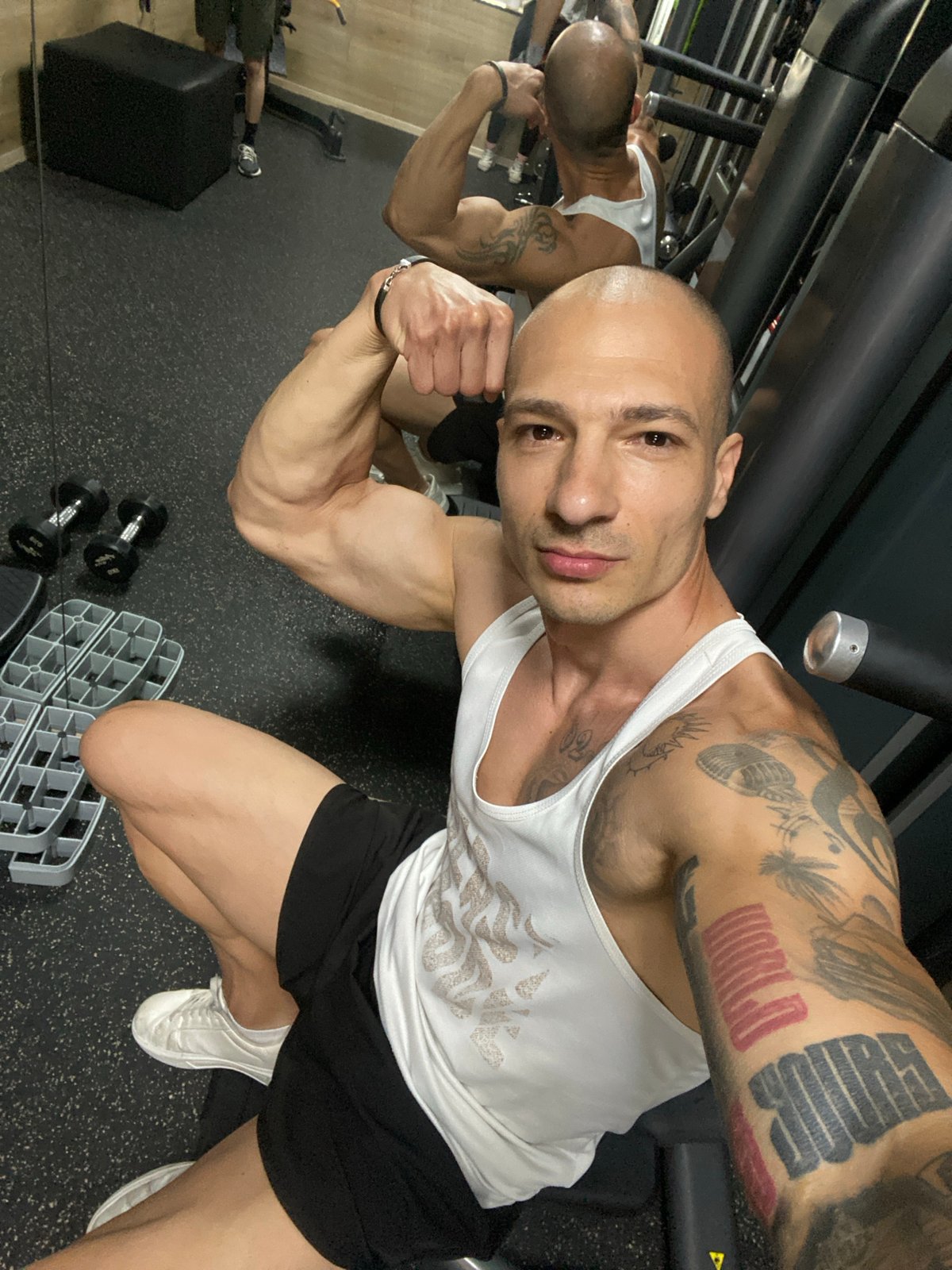 Tattooed man documents gym workout session in Pleven