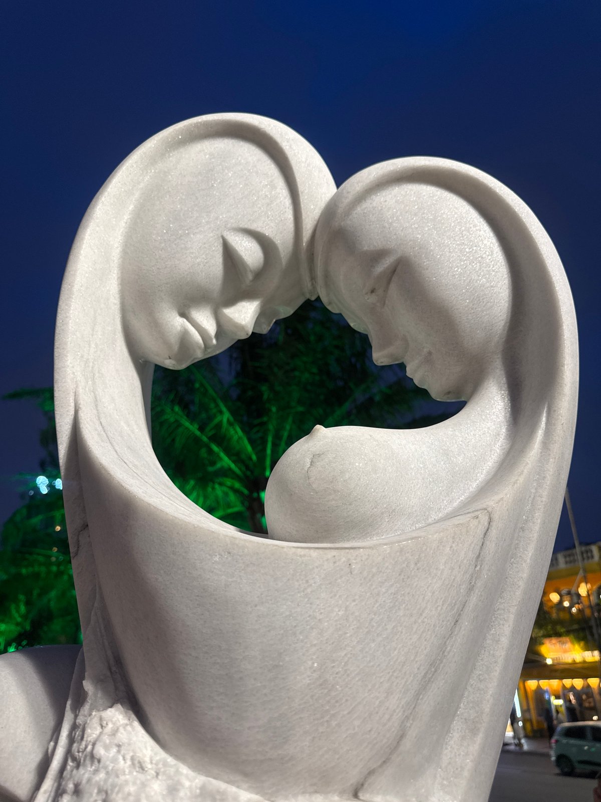 Tourist captures Đà Nẵng waterfront sculptures and illuminated landmarks