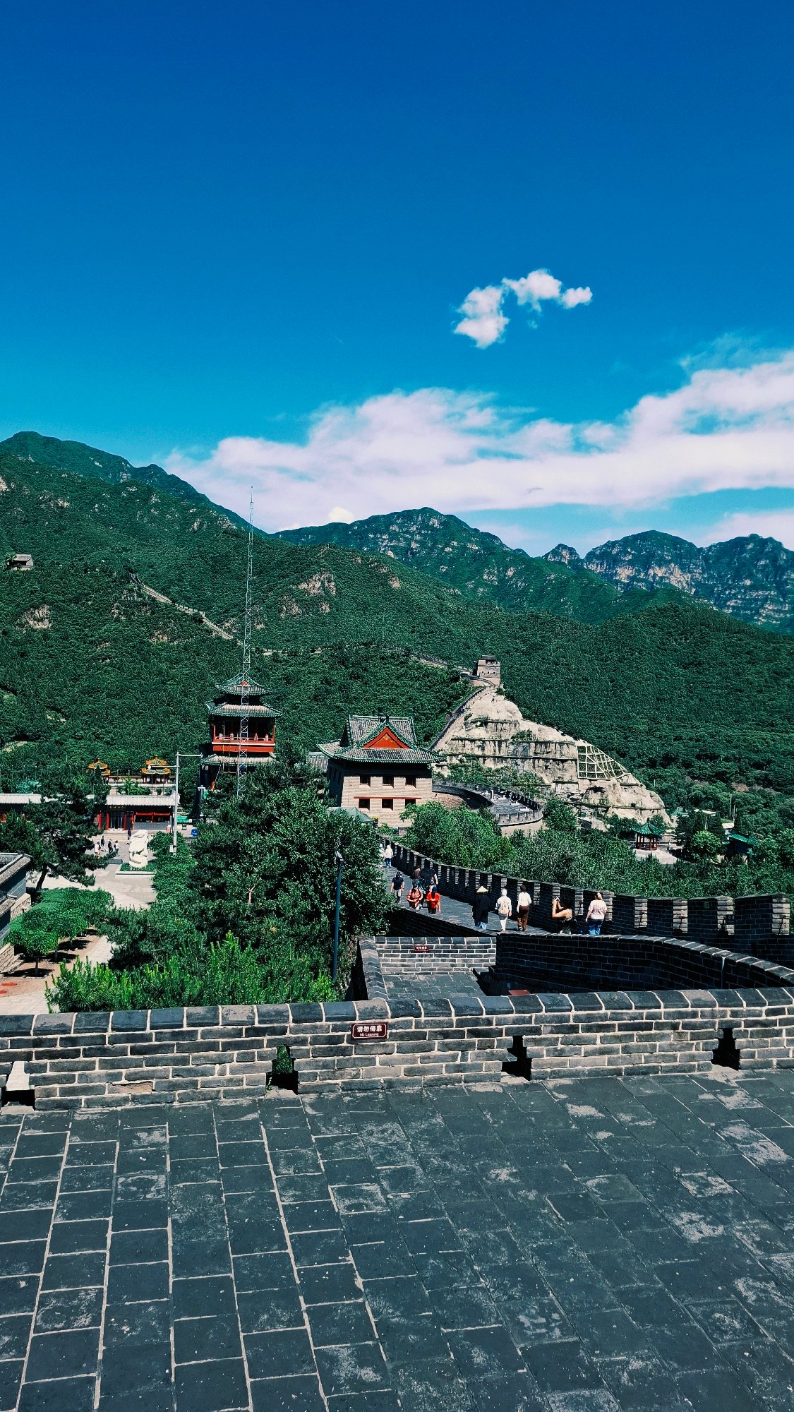 Tourists visit Great Wall section in Changping District