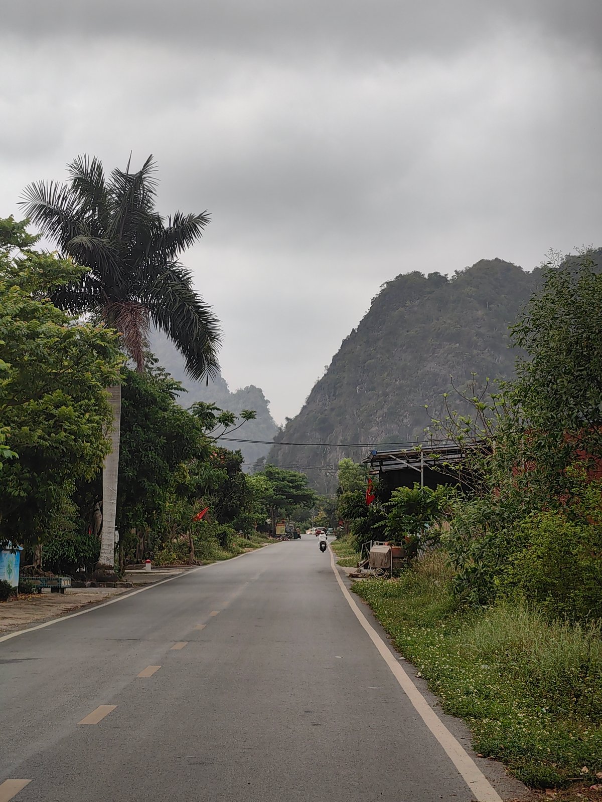 Rural paved road documented in Hải Phòng, Vietnam