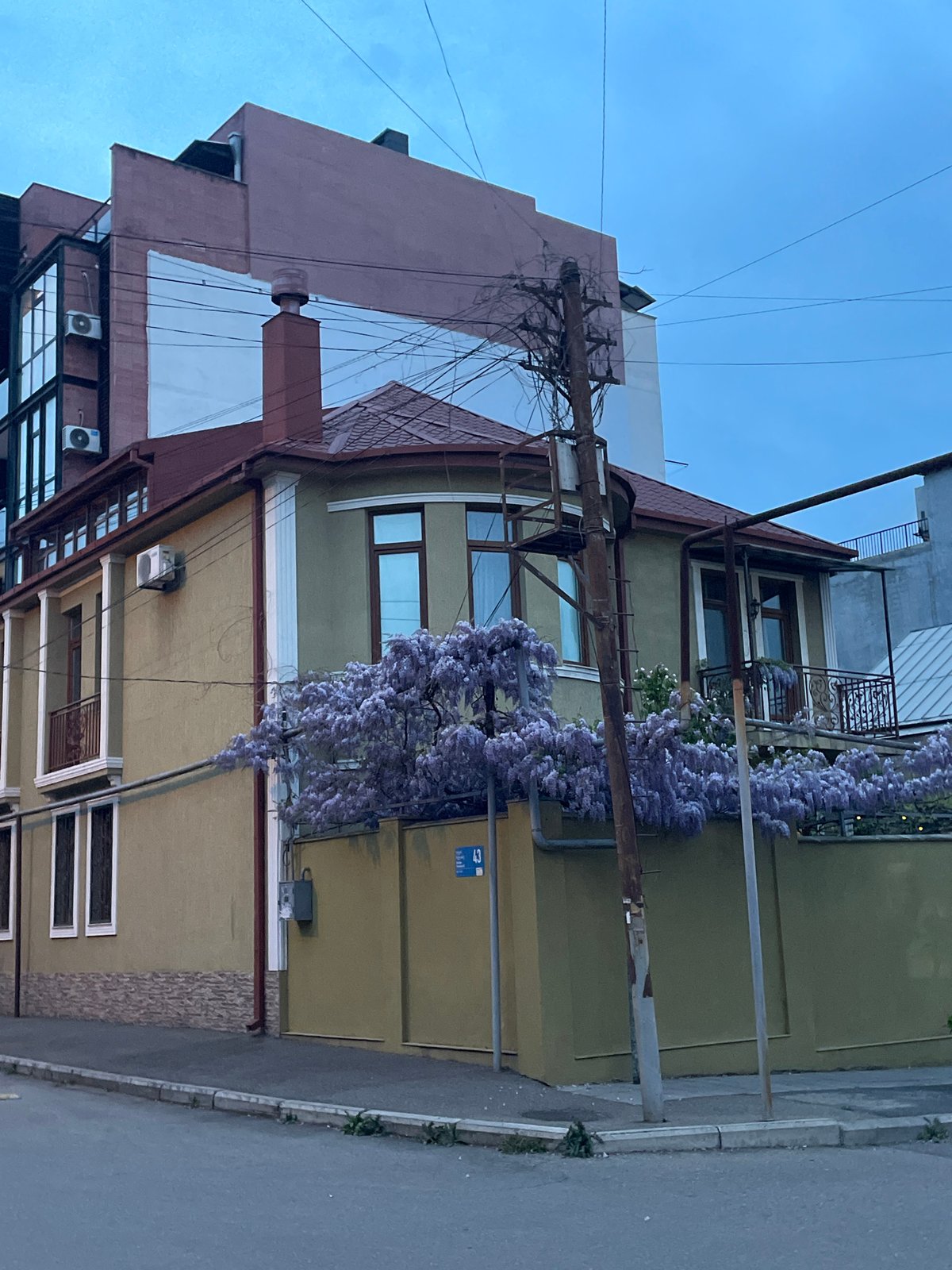 Witness documents everyday Tbilisi street scenes during evening hours