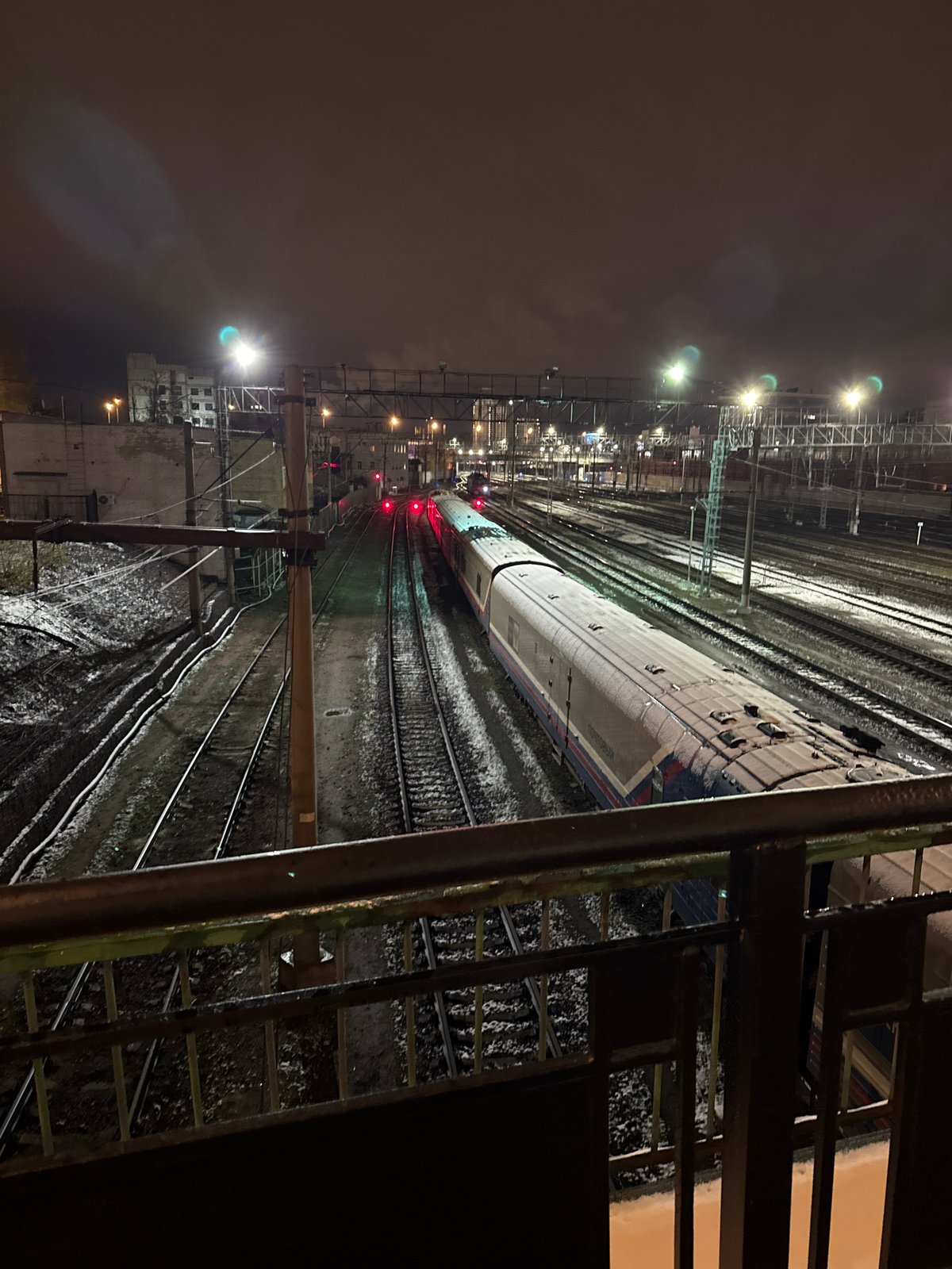 Moscow evening captures tattoo session, snowy train station