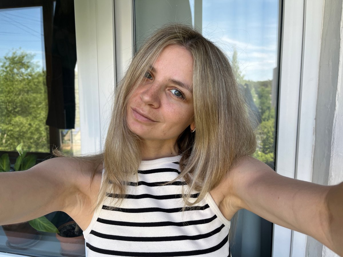 Woman documents morning routine with selfies in Chaikovsky, Russia