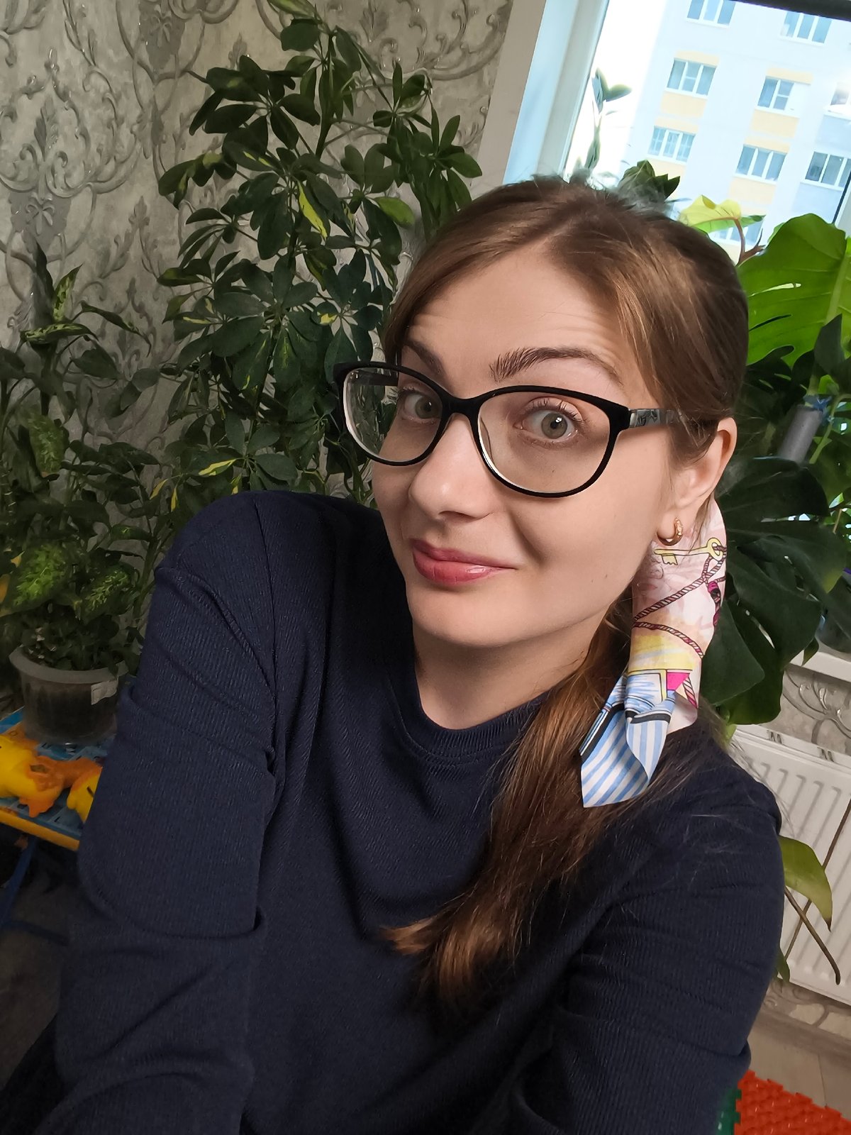 Afternoon at home in Podkletnoe: selfies, sunlight, and an aquarium