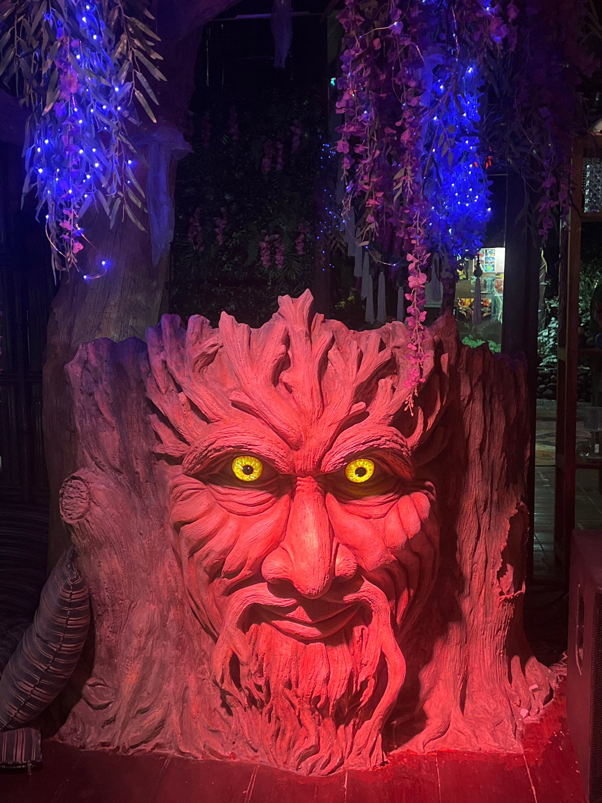 Russian-themed restaurant with animatronic décor documented in Blahbatuh