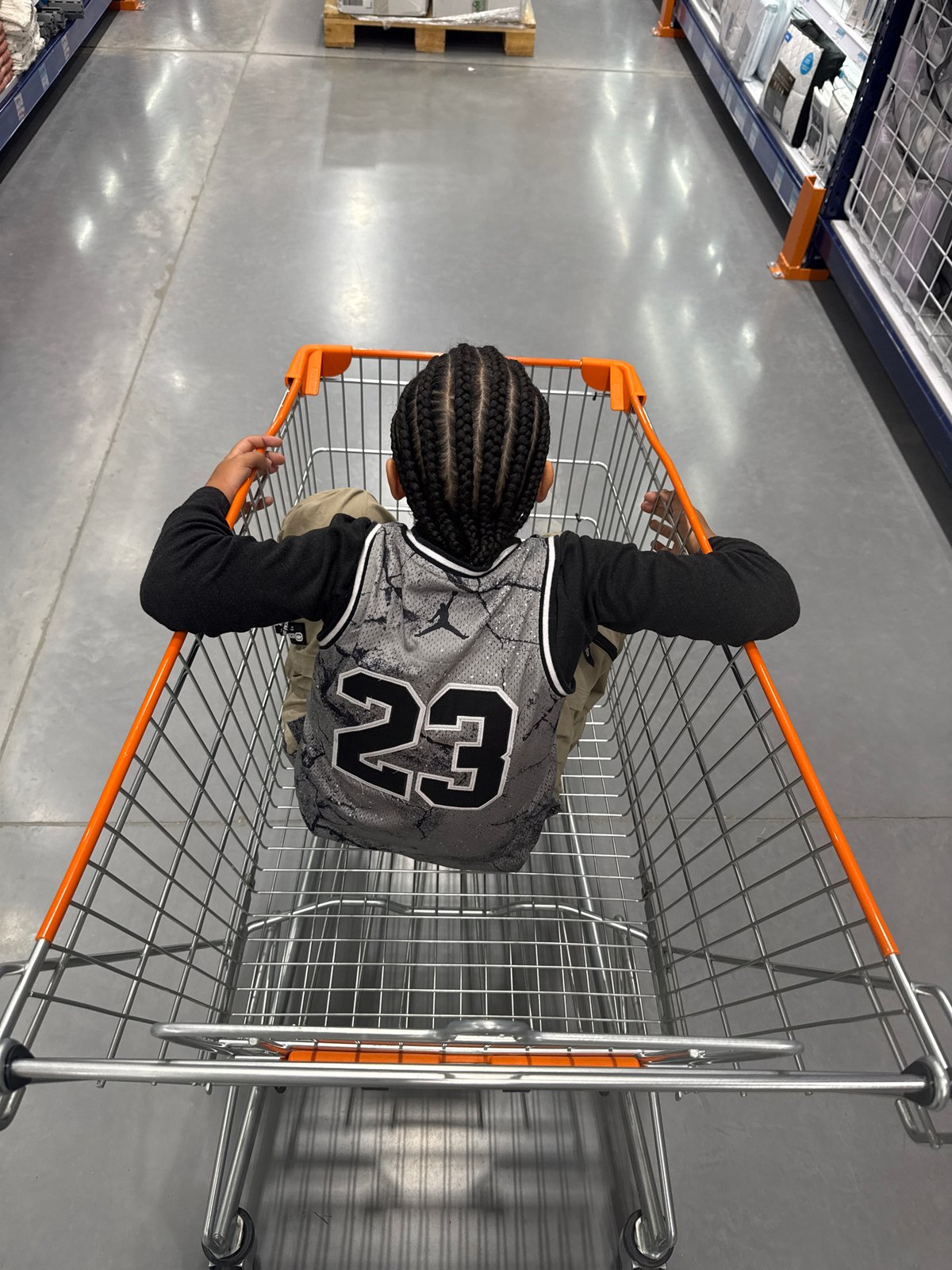 Evening shopping scenes documented at Mosquera retail establishment