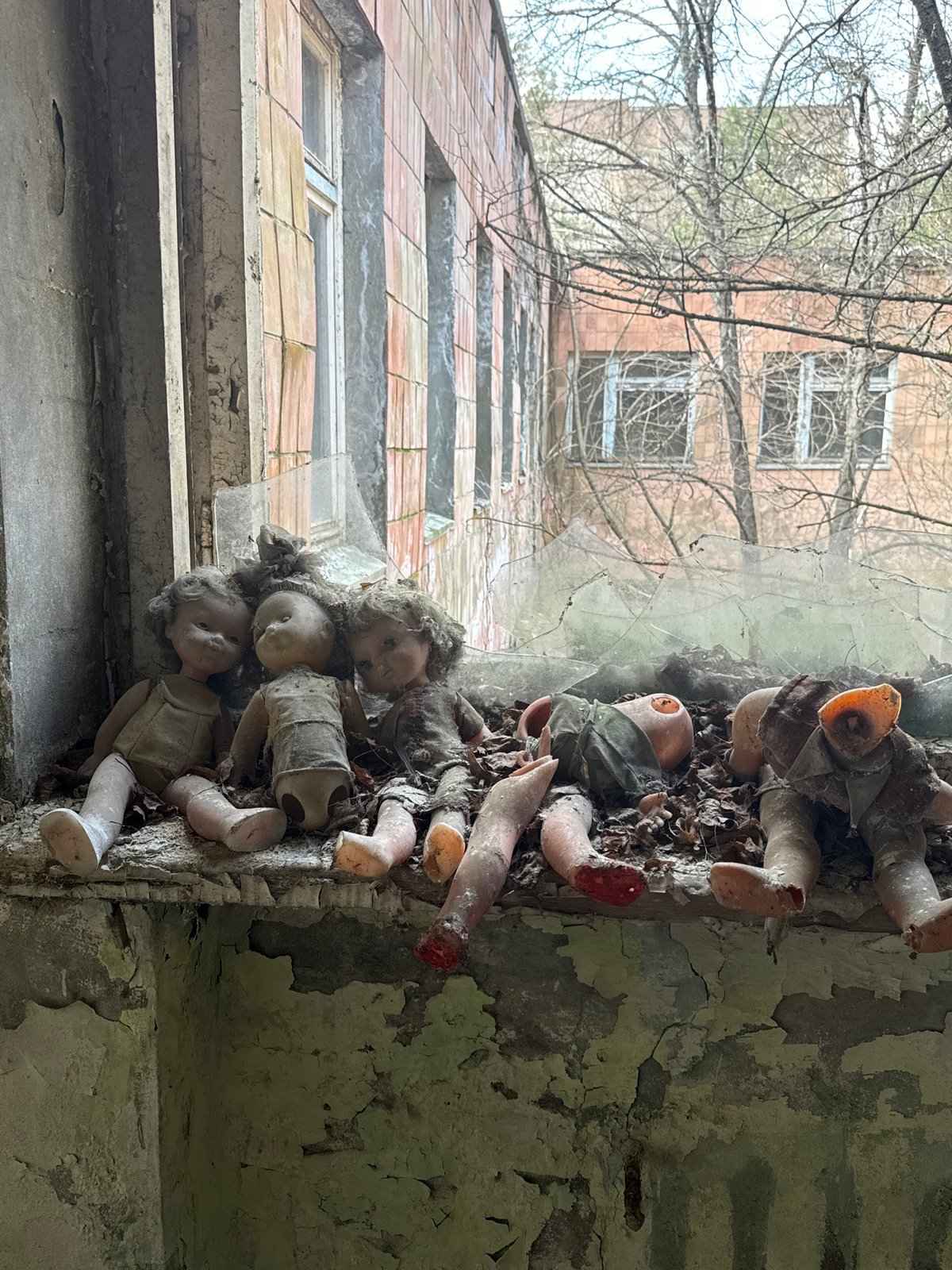 Abandoned buildings with vintage dolls documented in Ukraine