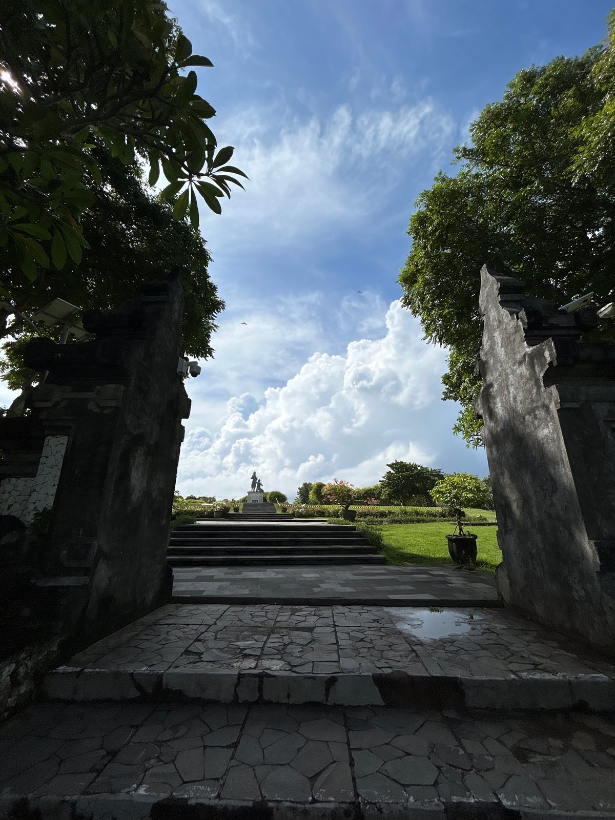 Tourist captures sunny morning scenes across Kuta Selatan temples and beaches