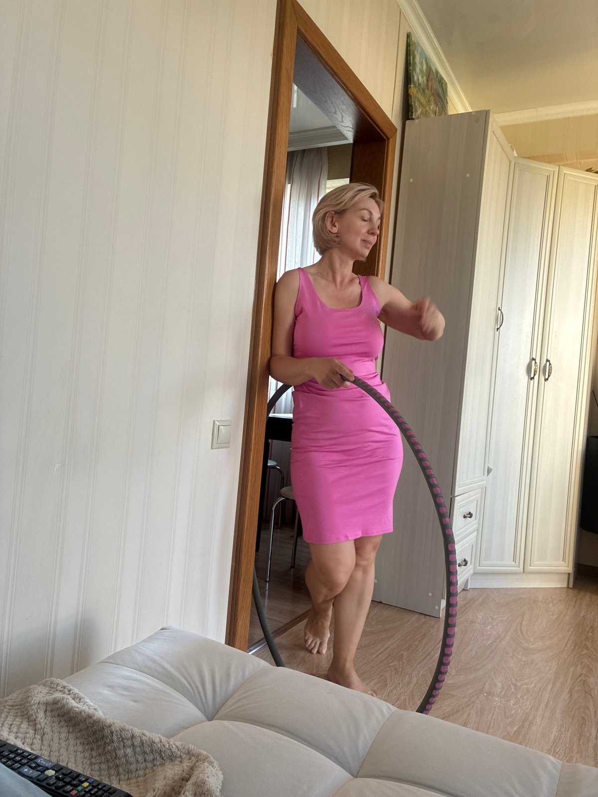 Woman documents afternoon of cooking, exercise in Sochi residence