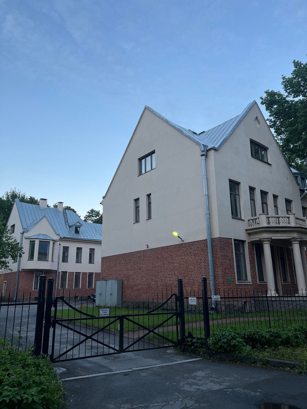 Urban walkthrough captures Saint Petersburg's mixed architecture and gardens