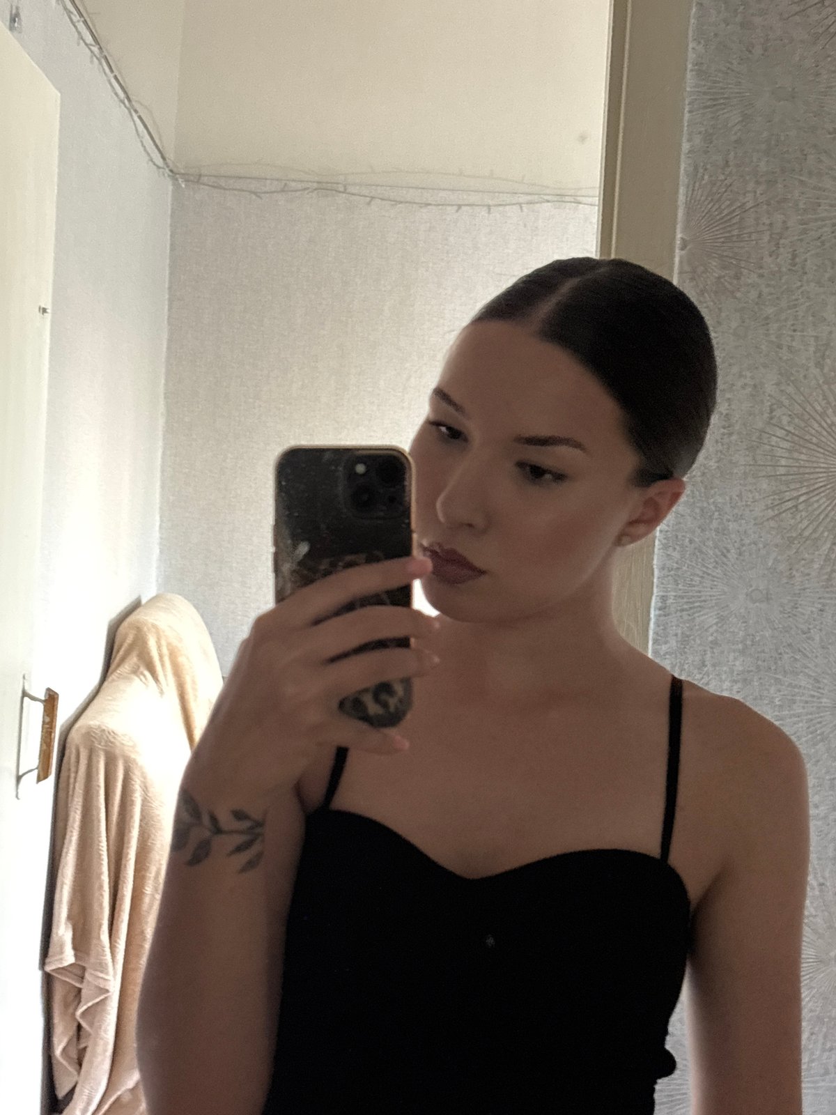 Mirror selfie session in an Inskoy bedroom, leopard case in hand