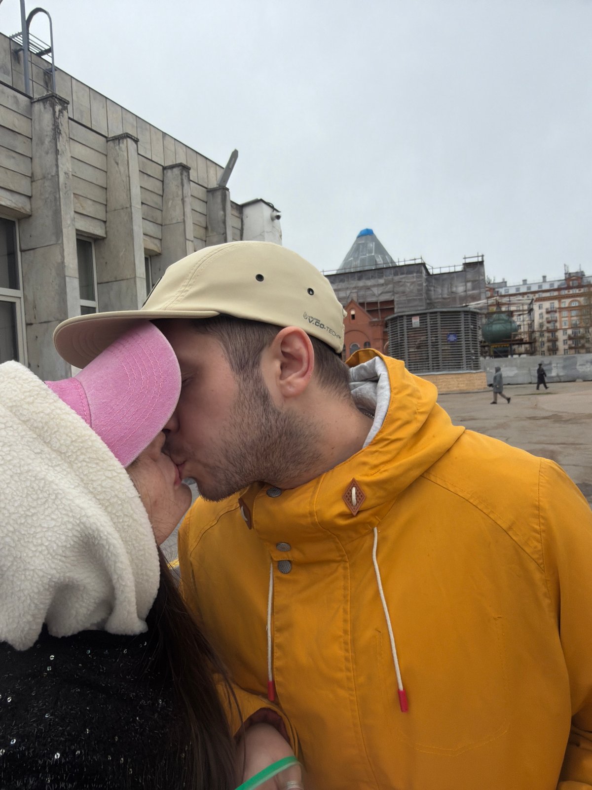 Couple enjoys spring outing in Saint Petersburg park