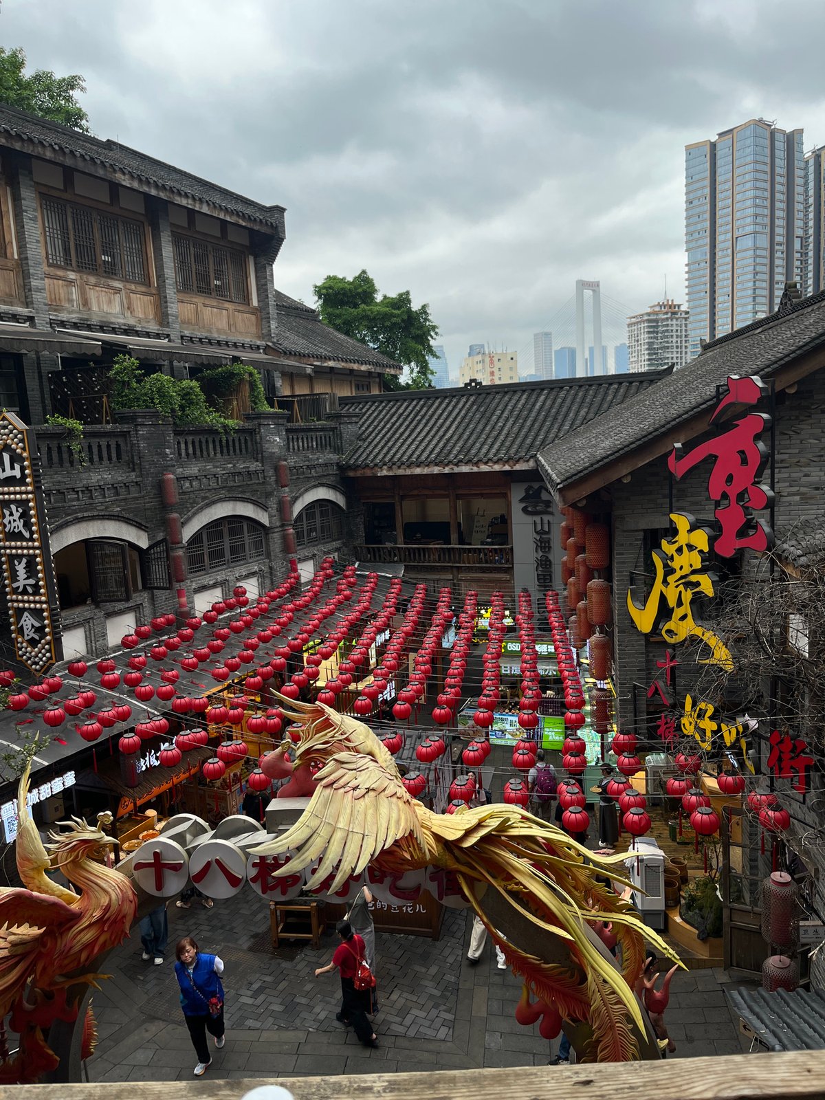 Tourist explores traditional culture sites in Chongqing's Yuzhong District