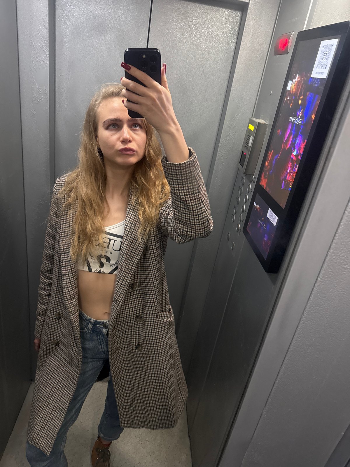 Woman takes elevator selfies, spotted with KFC bag