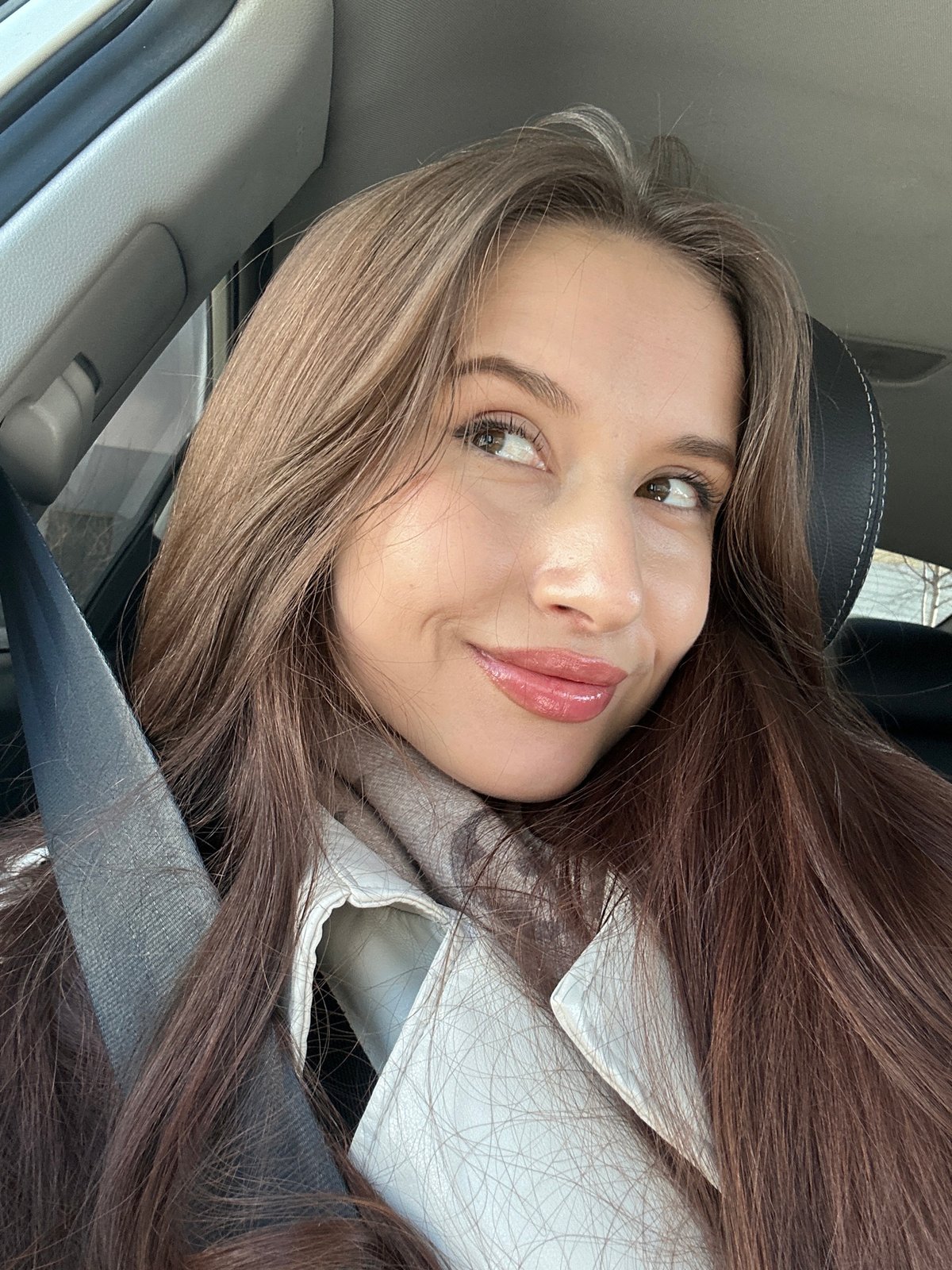 Woman takes car selfies in Yekaterinburg using phone and mirror