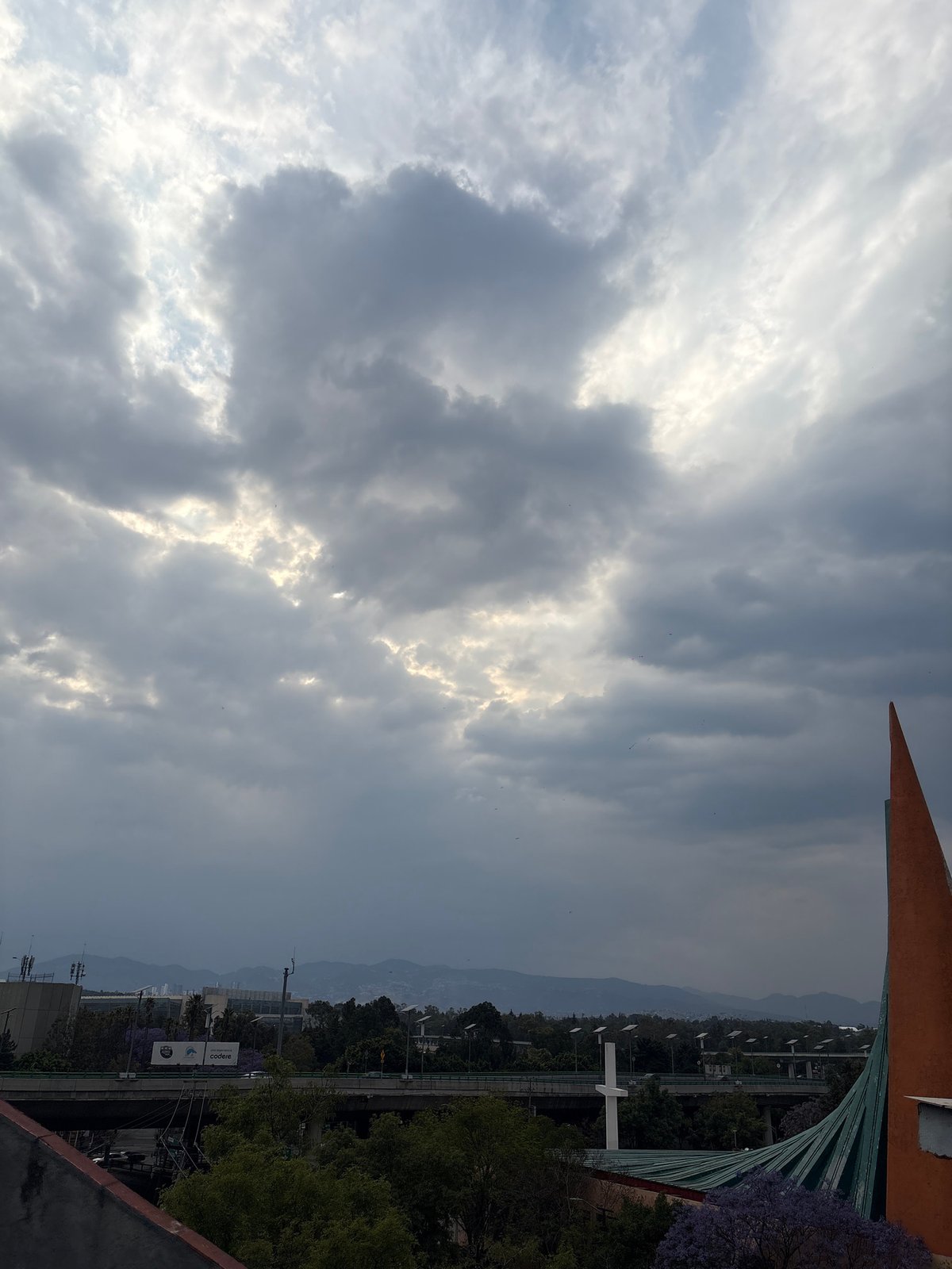 Evening clouds and city life documented across Mexico City