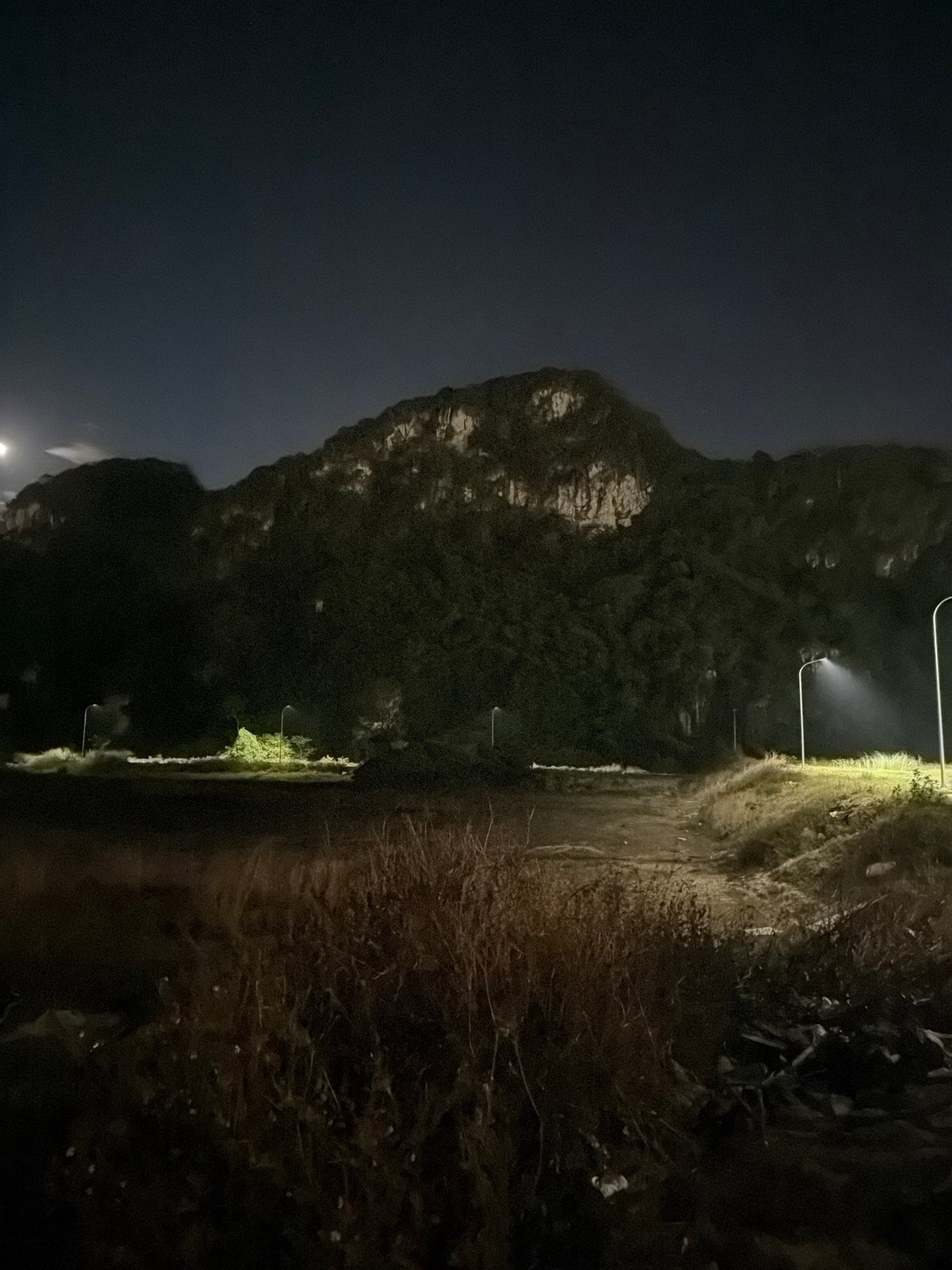Nighttime motorcycle rest stop captured in Đà Nẵng