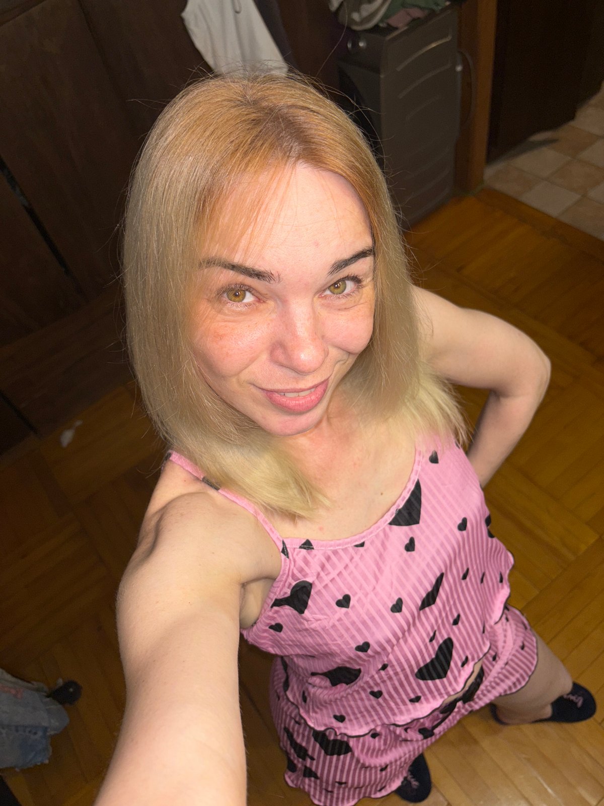 Home evening in Sinyavino: selfies and a photogenic cat
