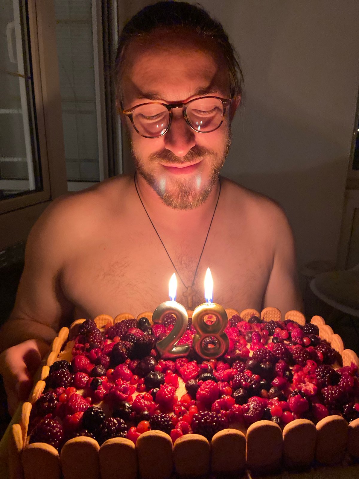 28th birthday celebration with cake and gifts in Sutomore