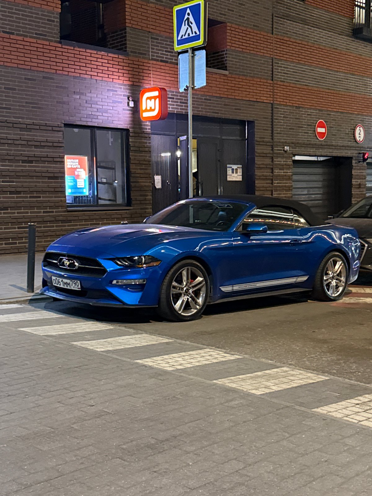 Blue Mustang spotted parked in Khimki residential area