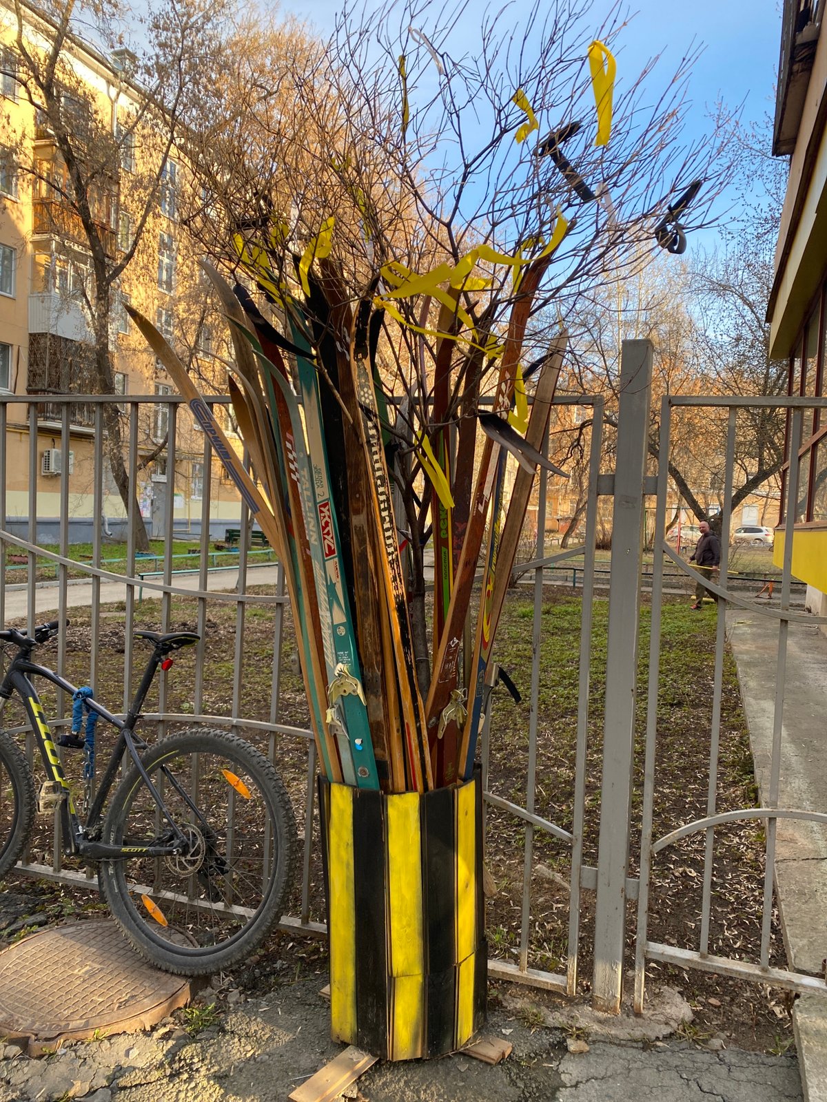 Public ski art installation spotted in Yekaterinburg, Russia