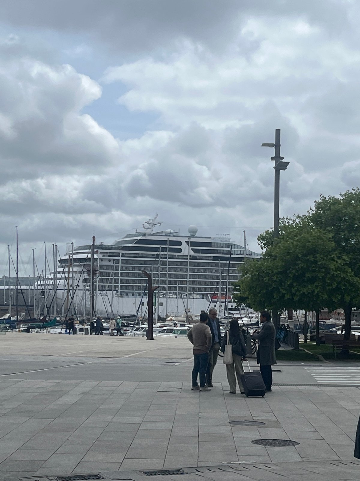 Ordinary afternoon life documented across A Coruña's harbor and streets