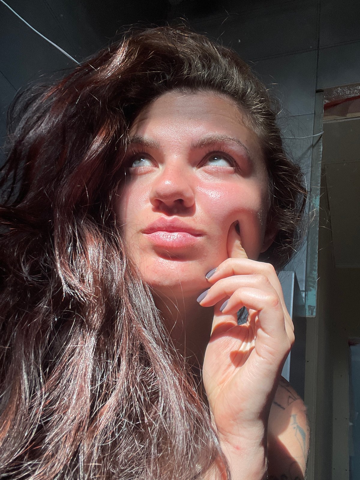 Woman poses for informal sunlit photo session in Moscow