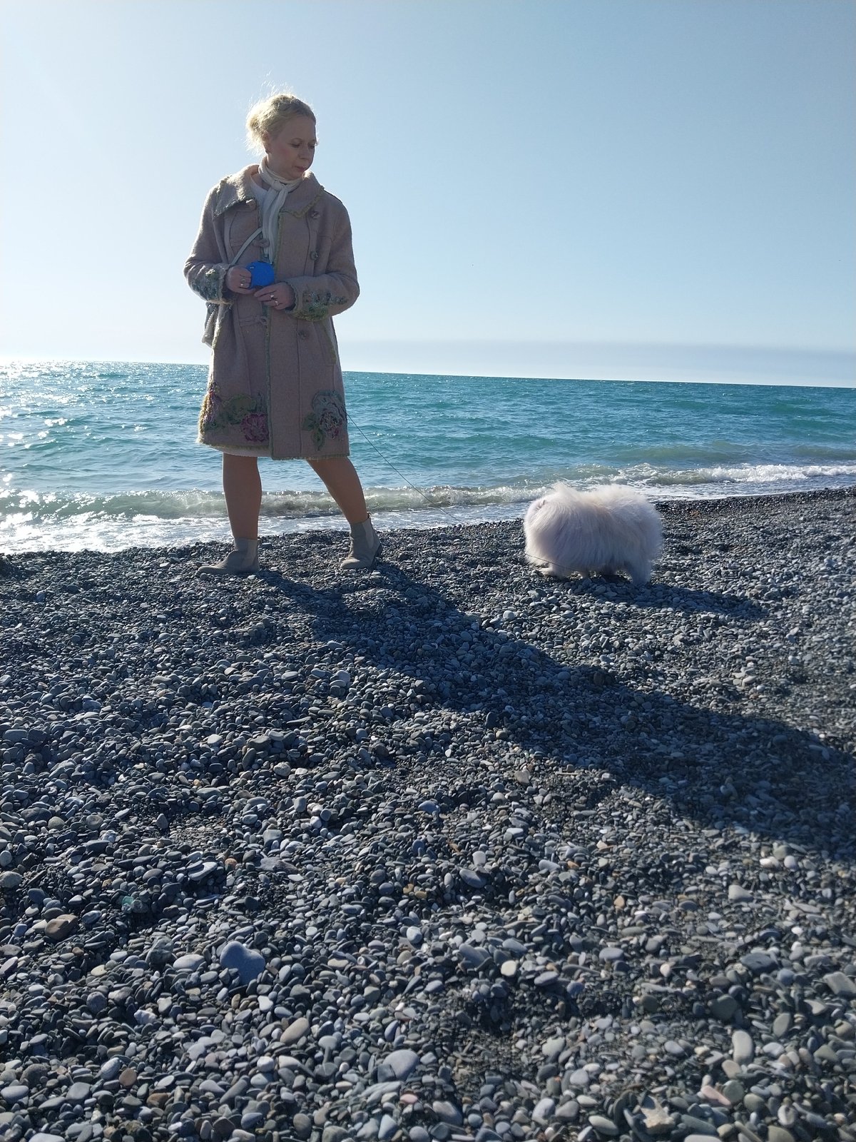 Sunny afternoon leisure scenes documented along Sochi waterfront