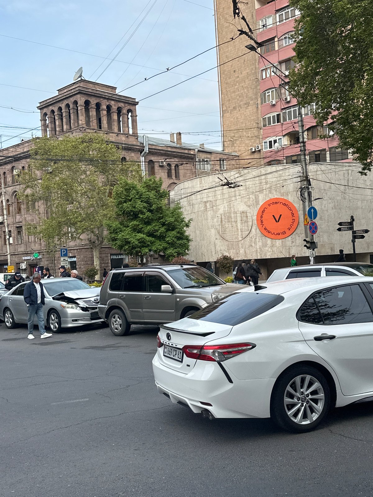 Daytime urban street activity documented by witnesses