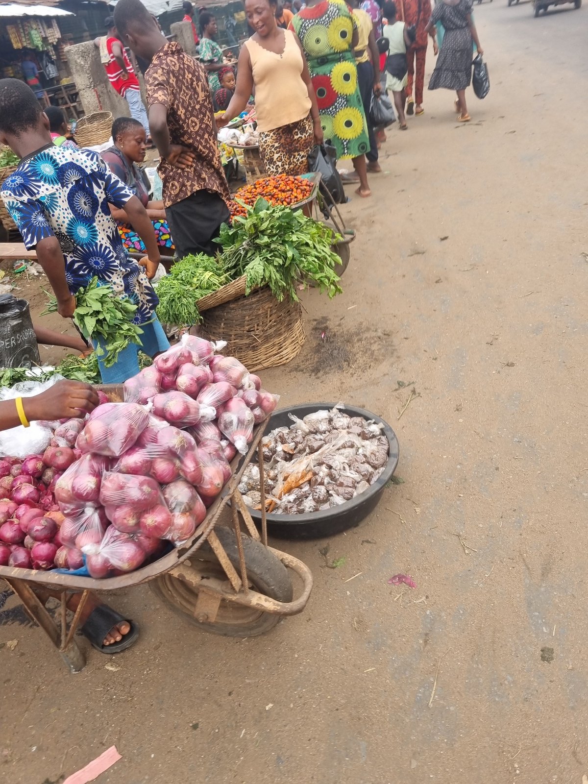 Early morning market activity documented in Fegge, Nigeria