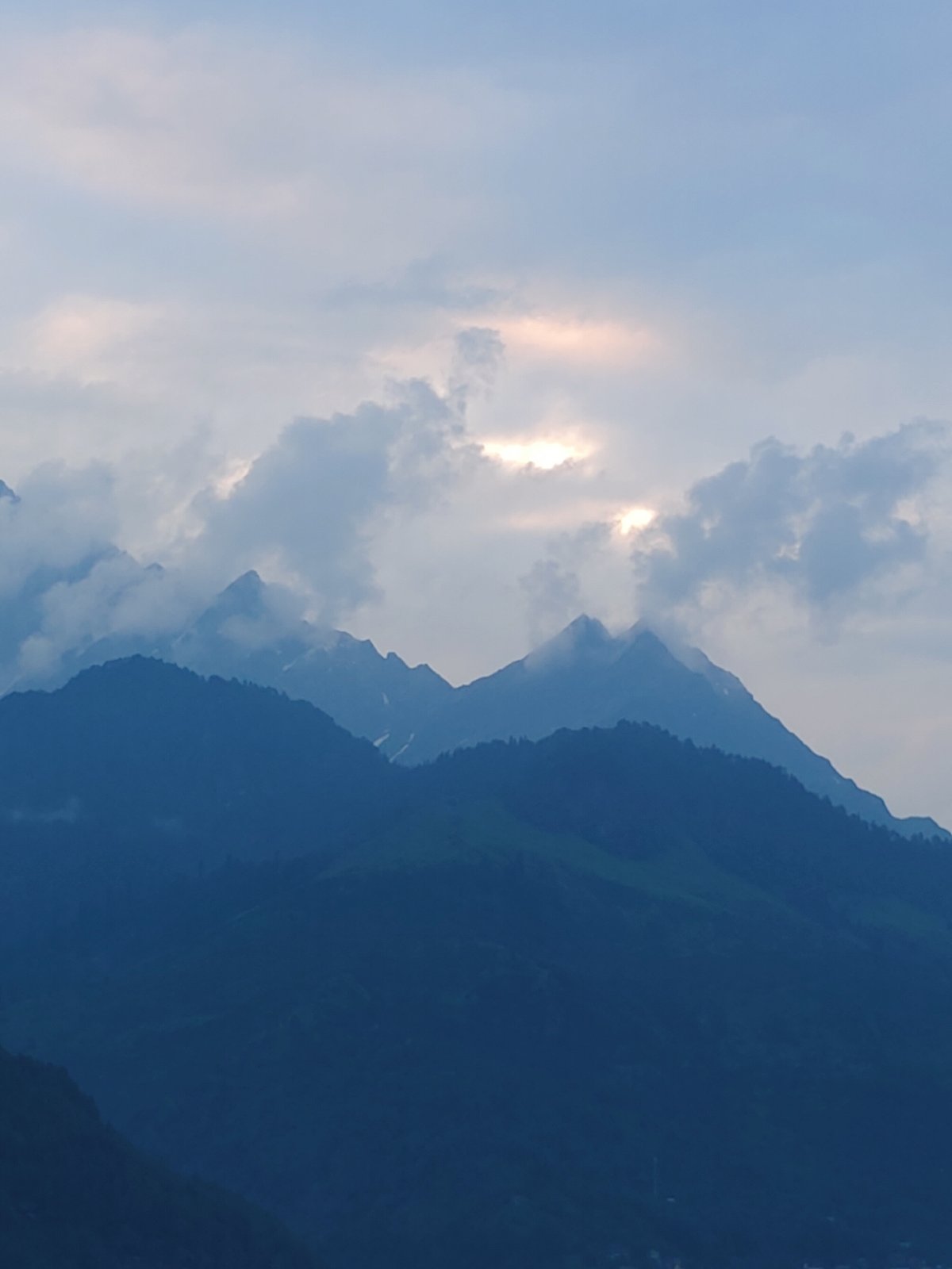 An afternoon in Vashisht — mountains, village streets, and quiet details
