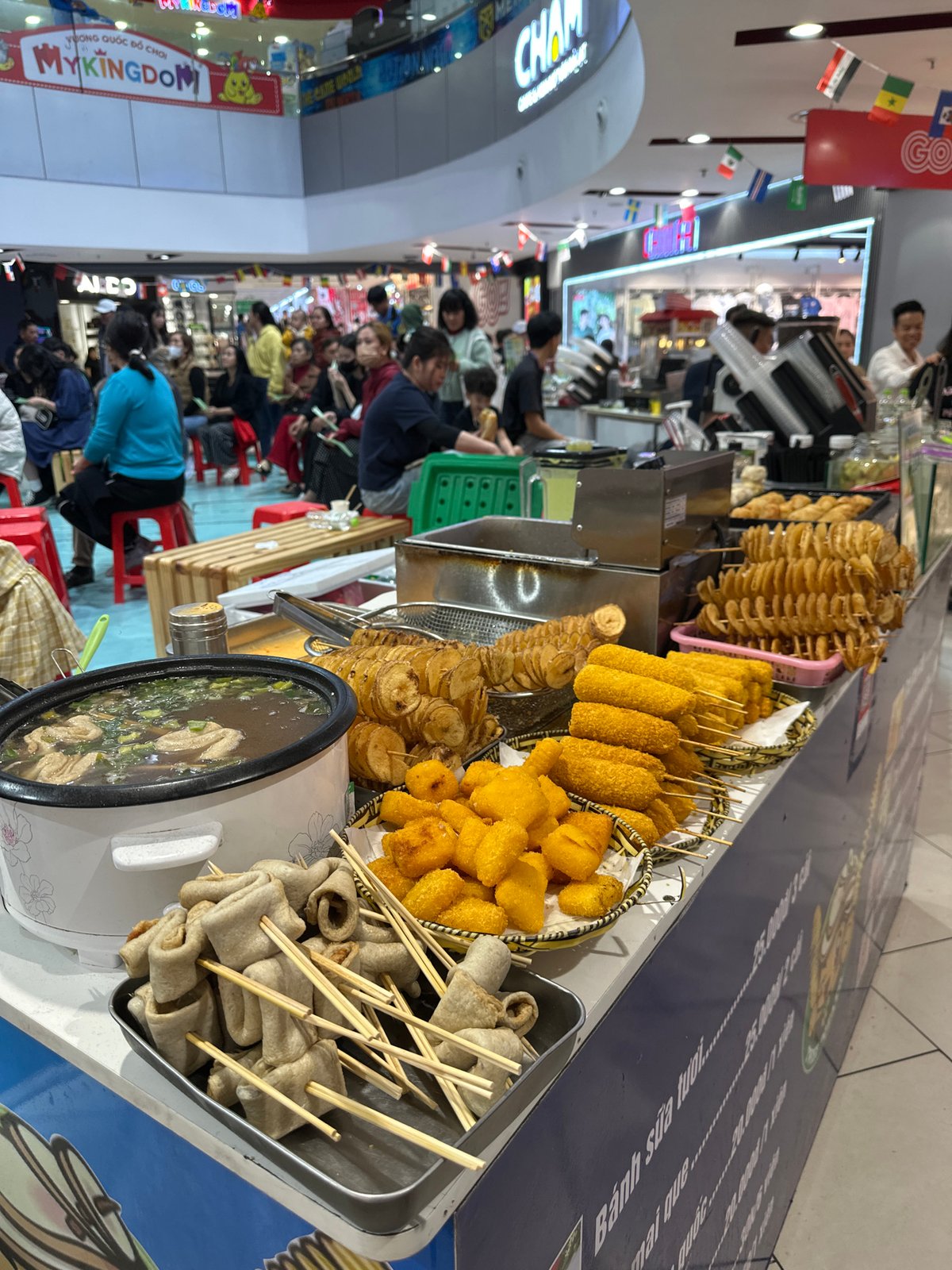 Street food and a game show event fill a Da Lat afternoon