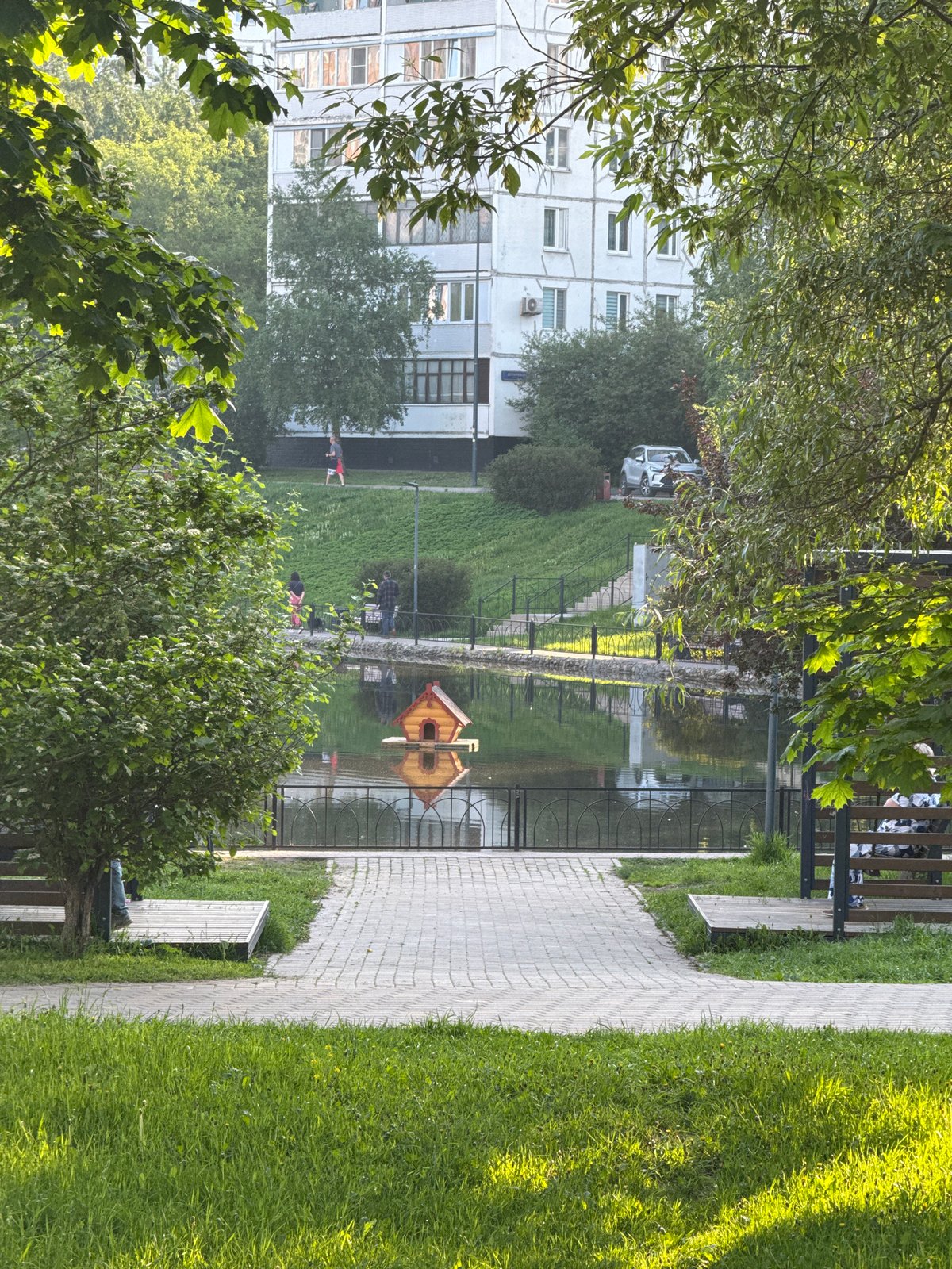 Moscow residents document ordinary morning scenes across city infrastructure