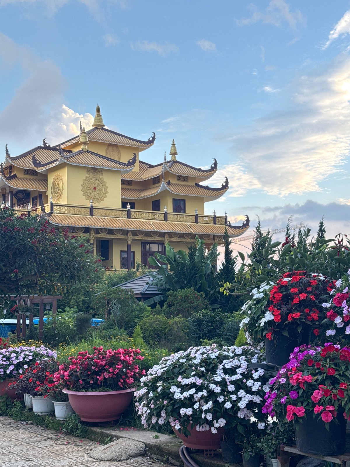 Morning at Xuân Hương Lake and Buddhist temple in Da Lat