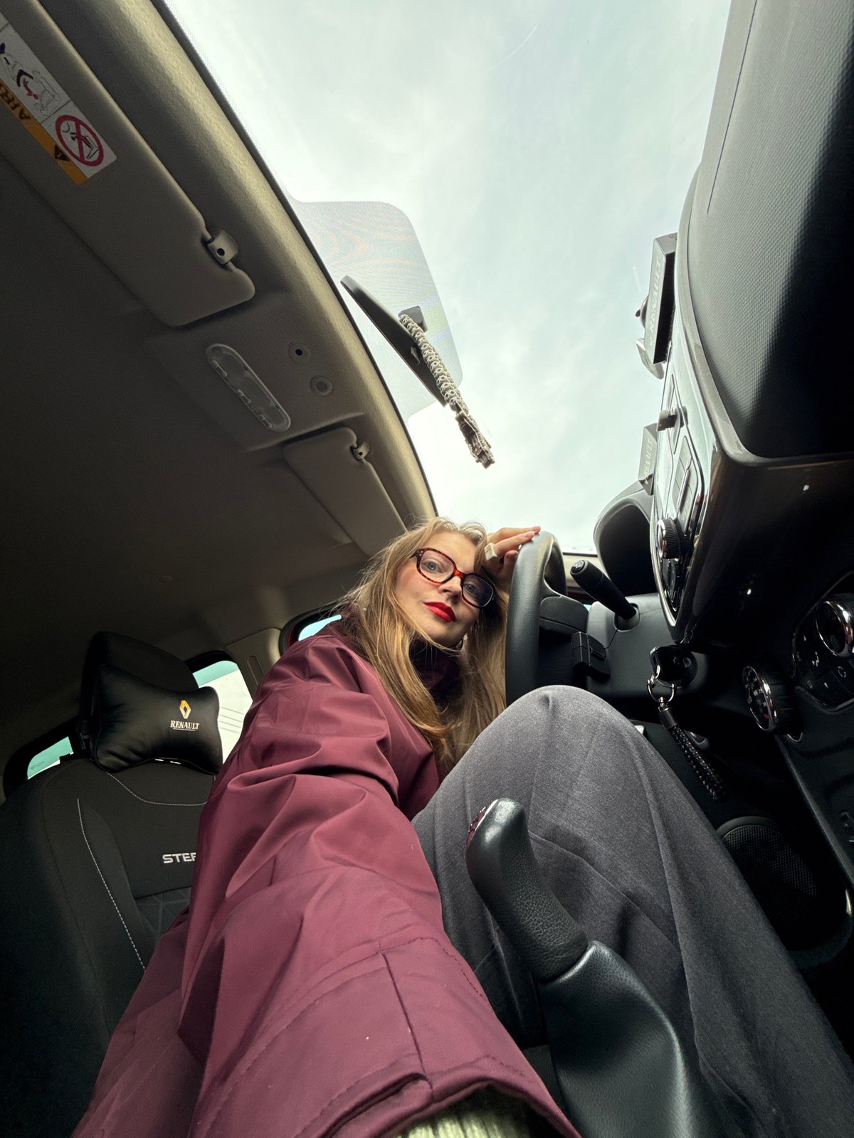 Woman in glasses observed in Renault vehicle in Izhevsk