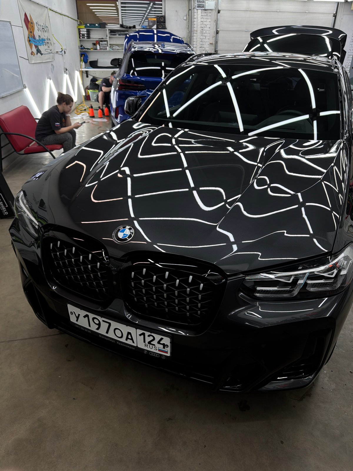 Routine automotive maintenance documented at Krasnoyarsk service facility