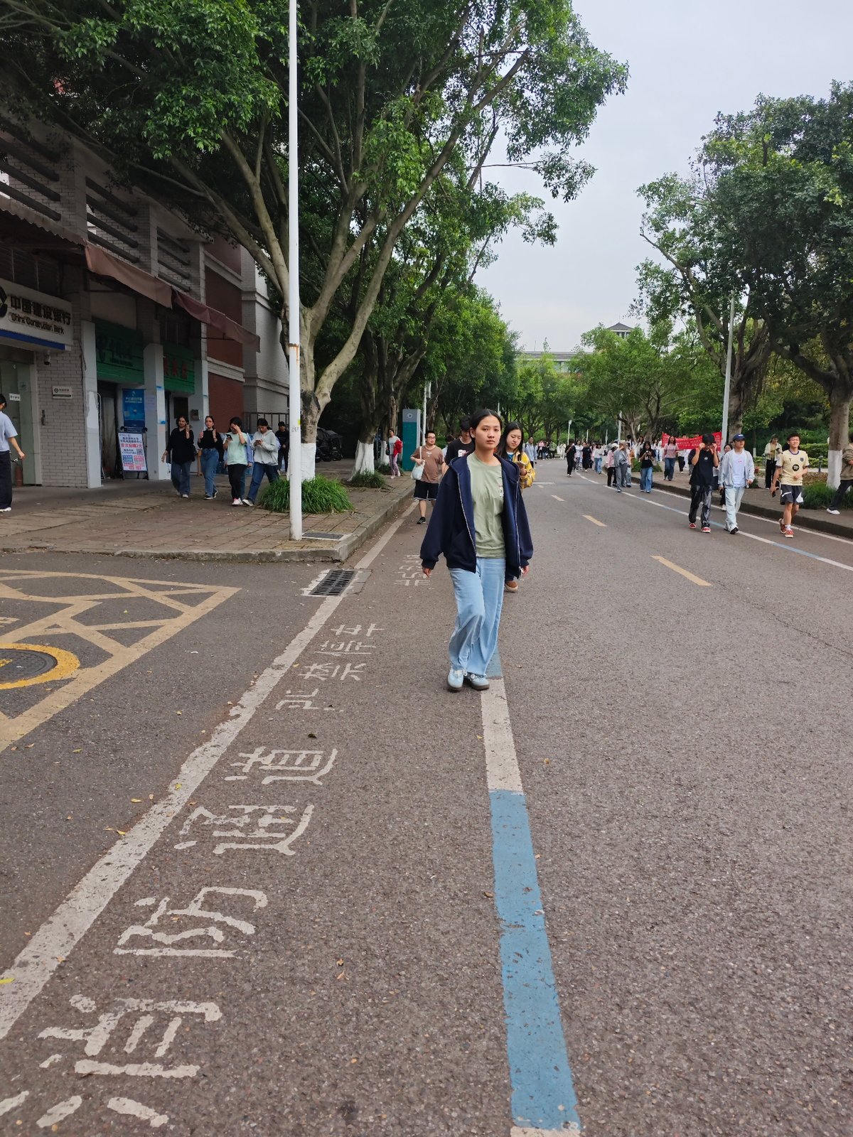 Morning campus activity documented in Chongqing High-tech Zone