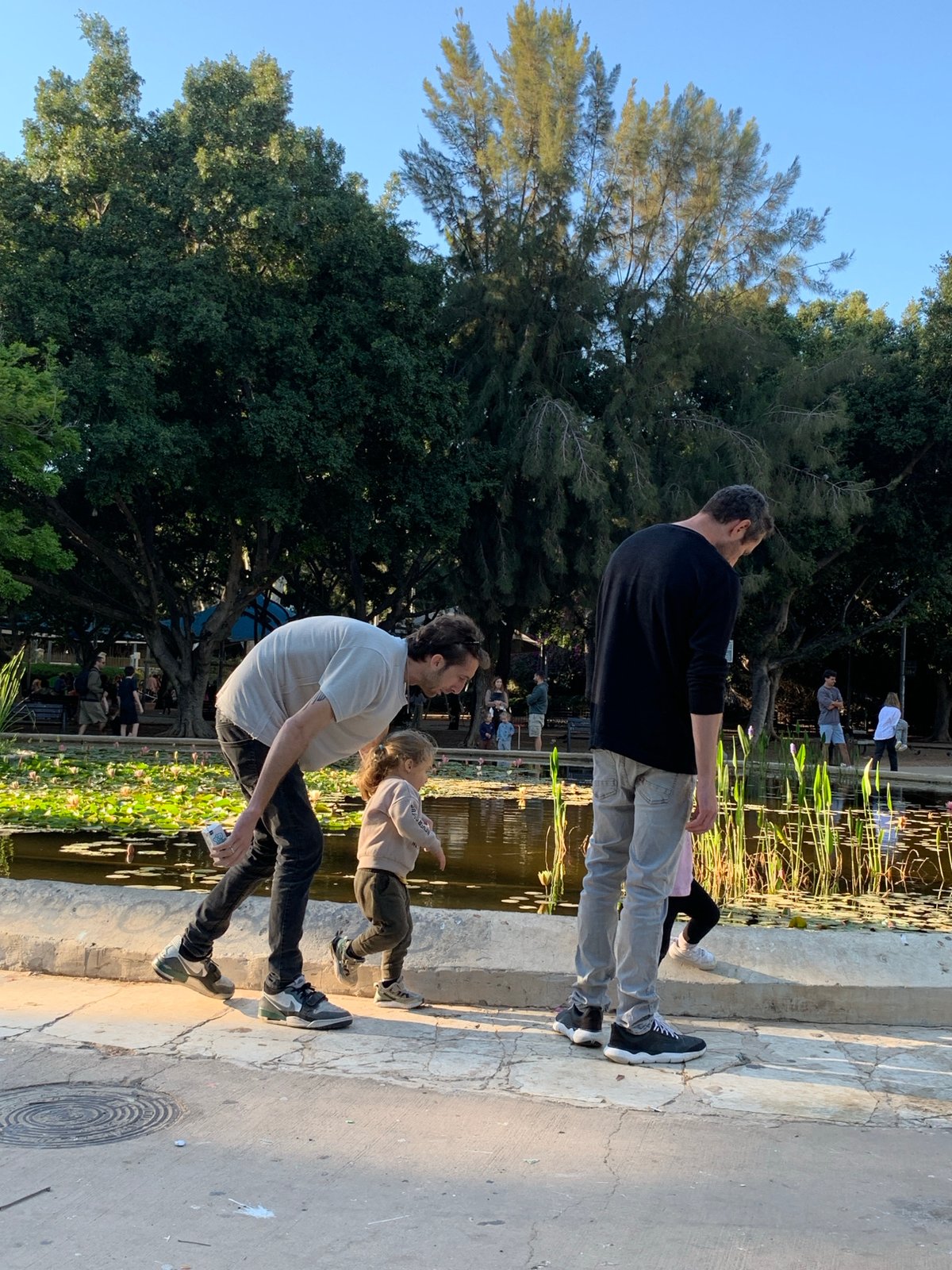 Ordinary afternoon moments documented across Tel Aviv parks and streets