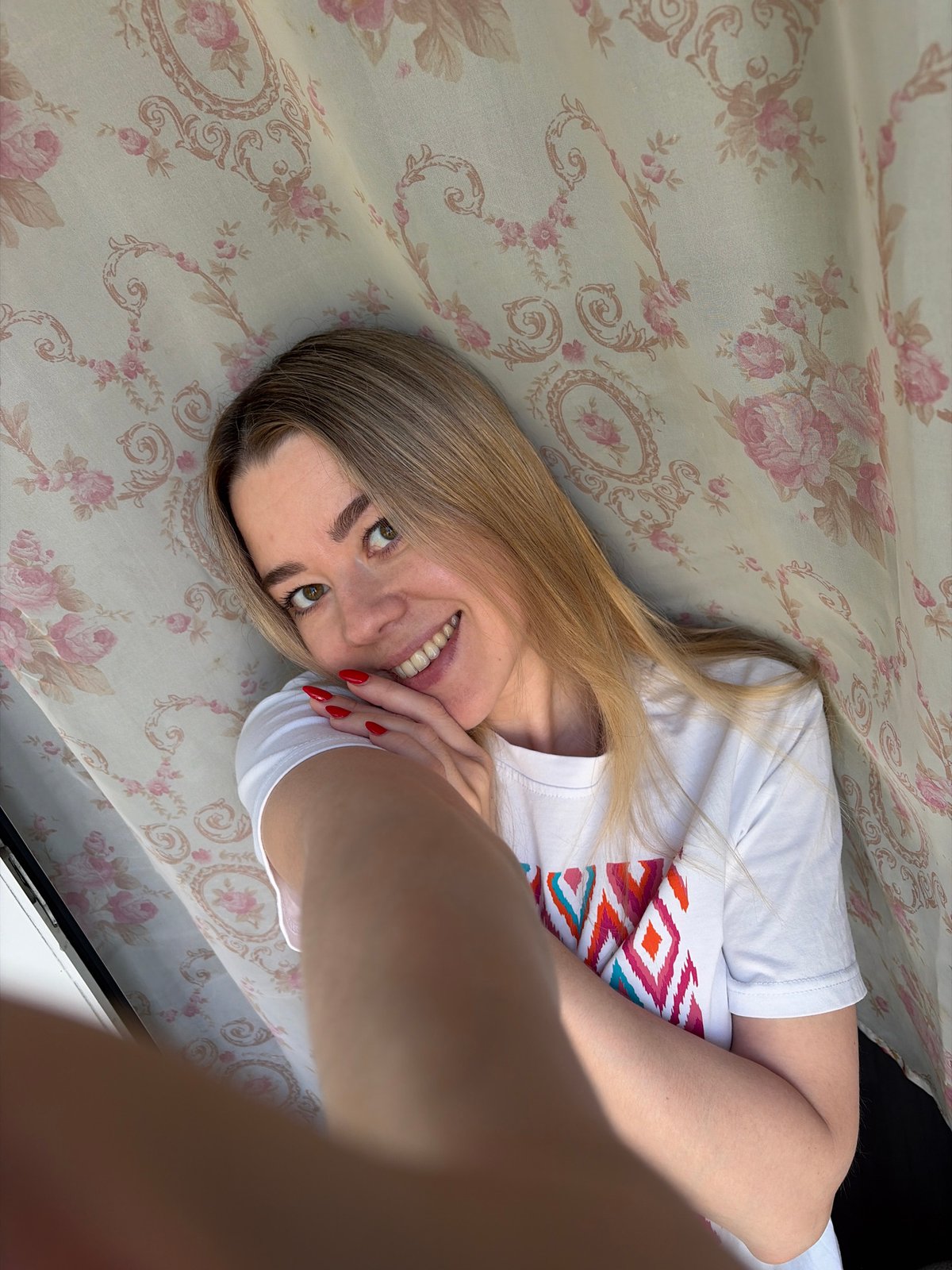 Woman's morning routine documented in Chaikovsky apartment