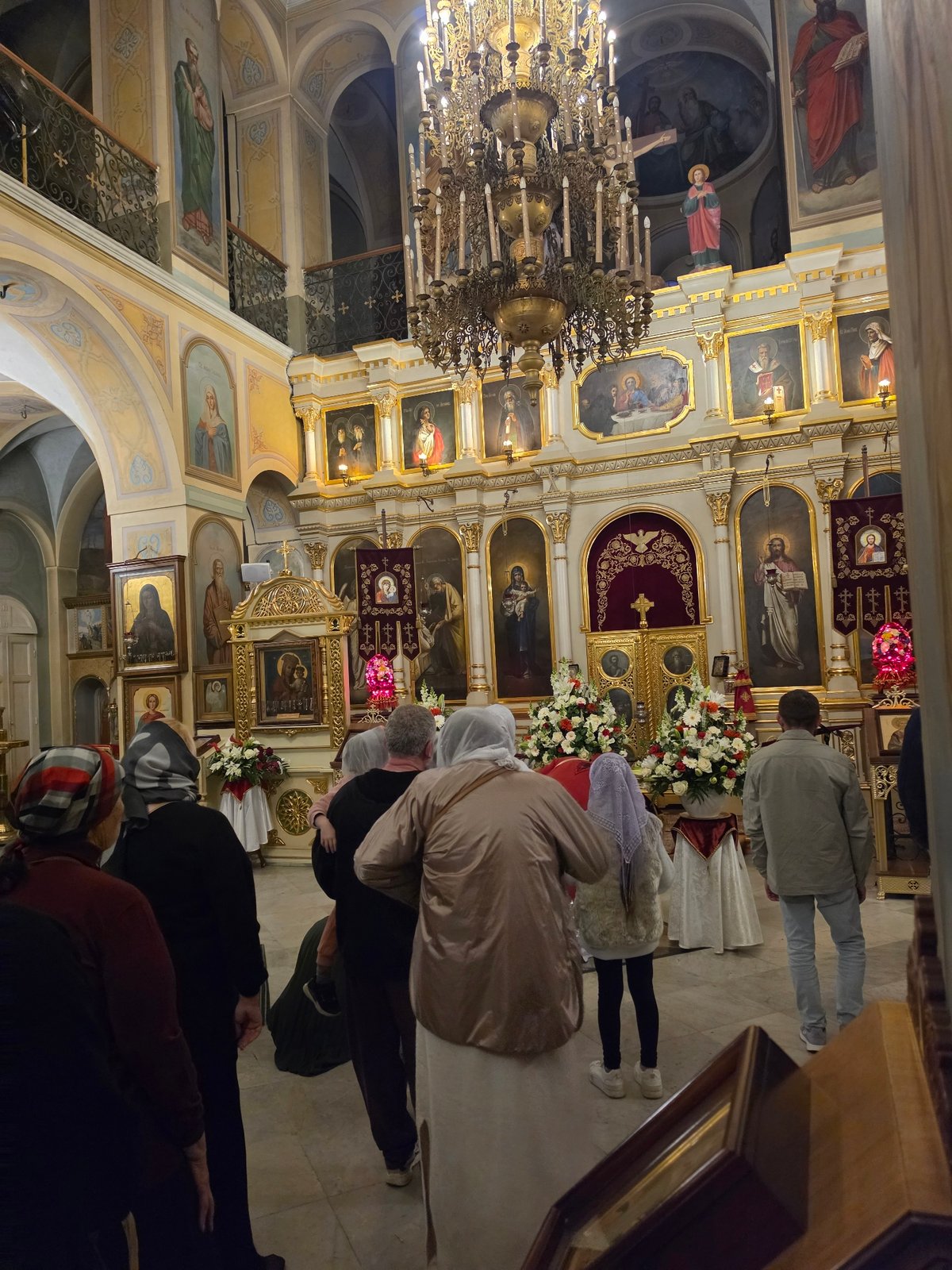 Priest blesses outdoor religious gathering in Tel Aviv
