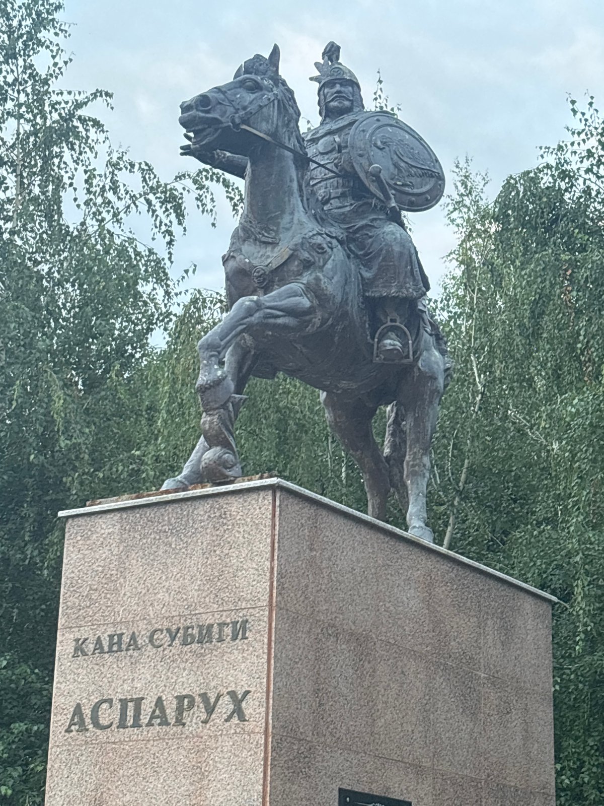 Public art in Strelcha: bronze warrior and carved wooden bears