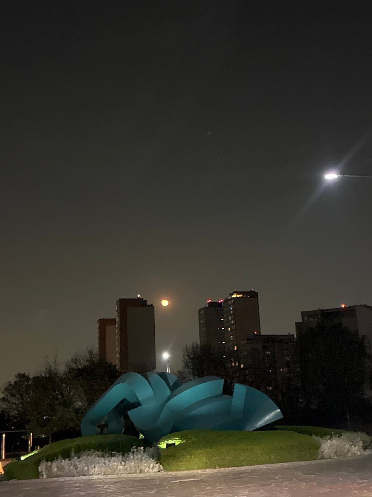 Blue abstract sculpture spotted in Huixquilucan park at night