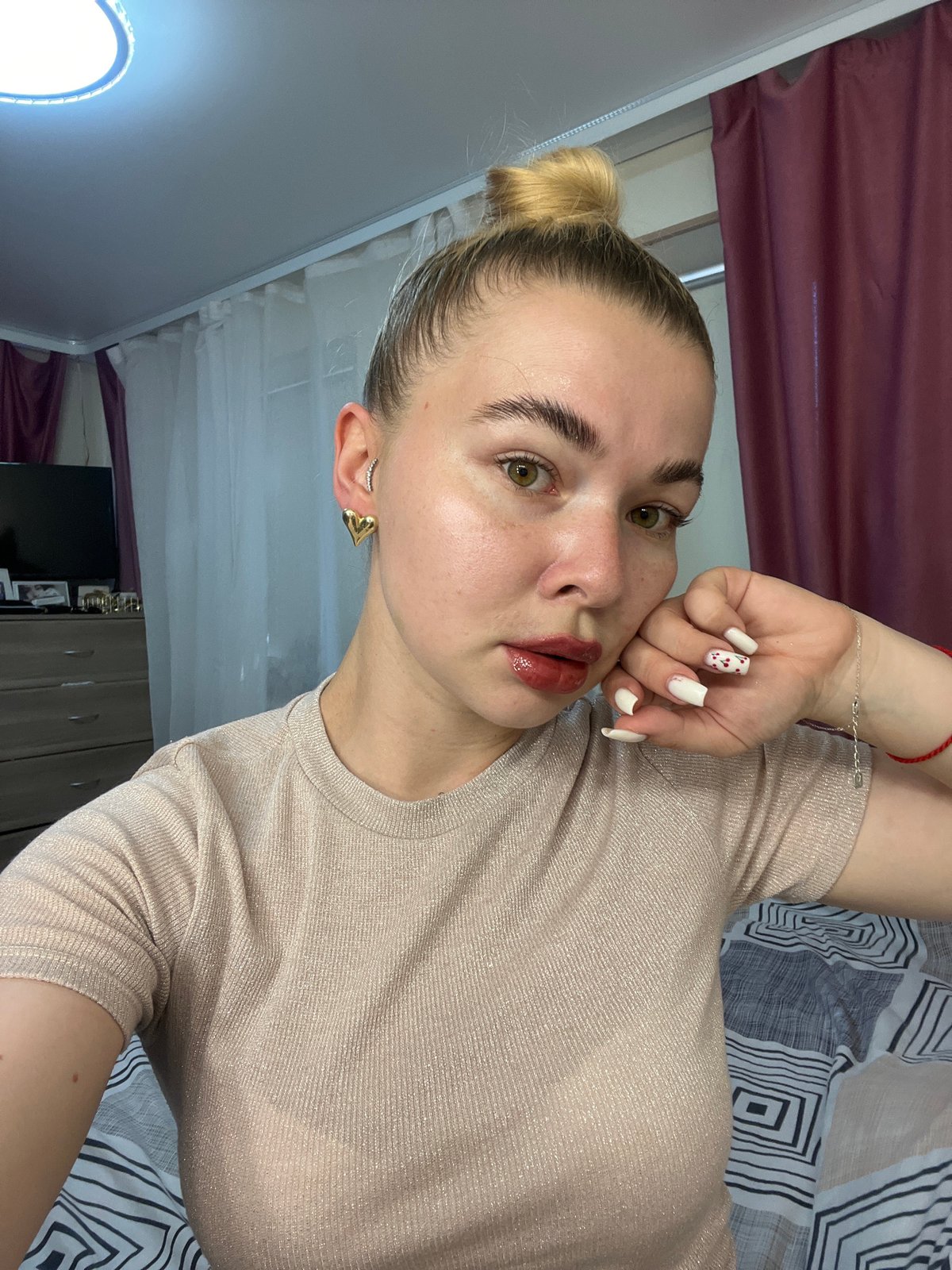 Indoor selfie in a Tikhoretsk bedroom, casual pose.