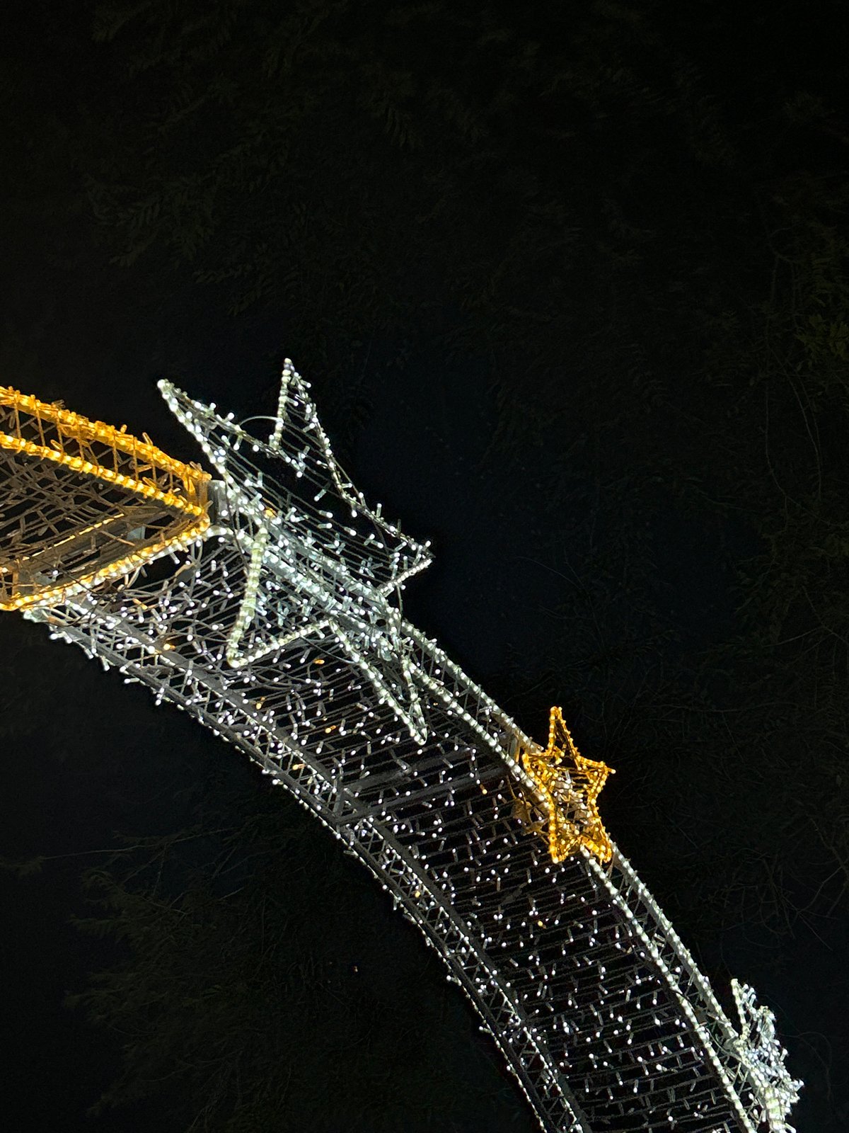 Evening stroll through Tolyatti's festive street lights