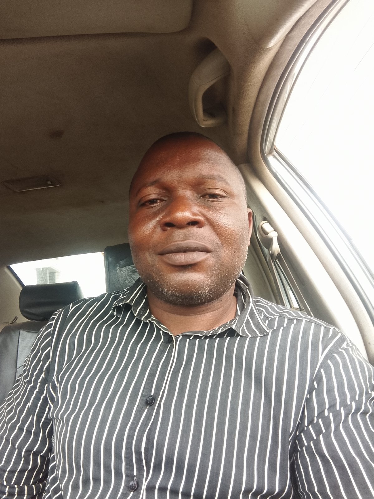 Man takes car selfie in Lokoja, Nigeria