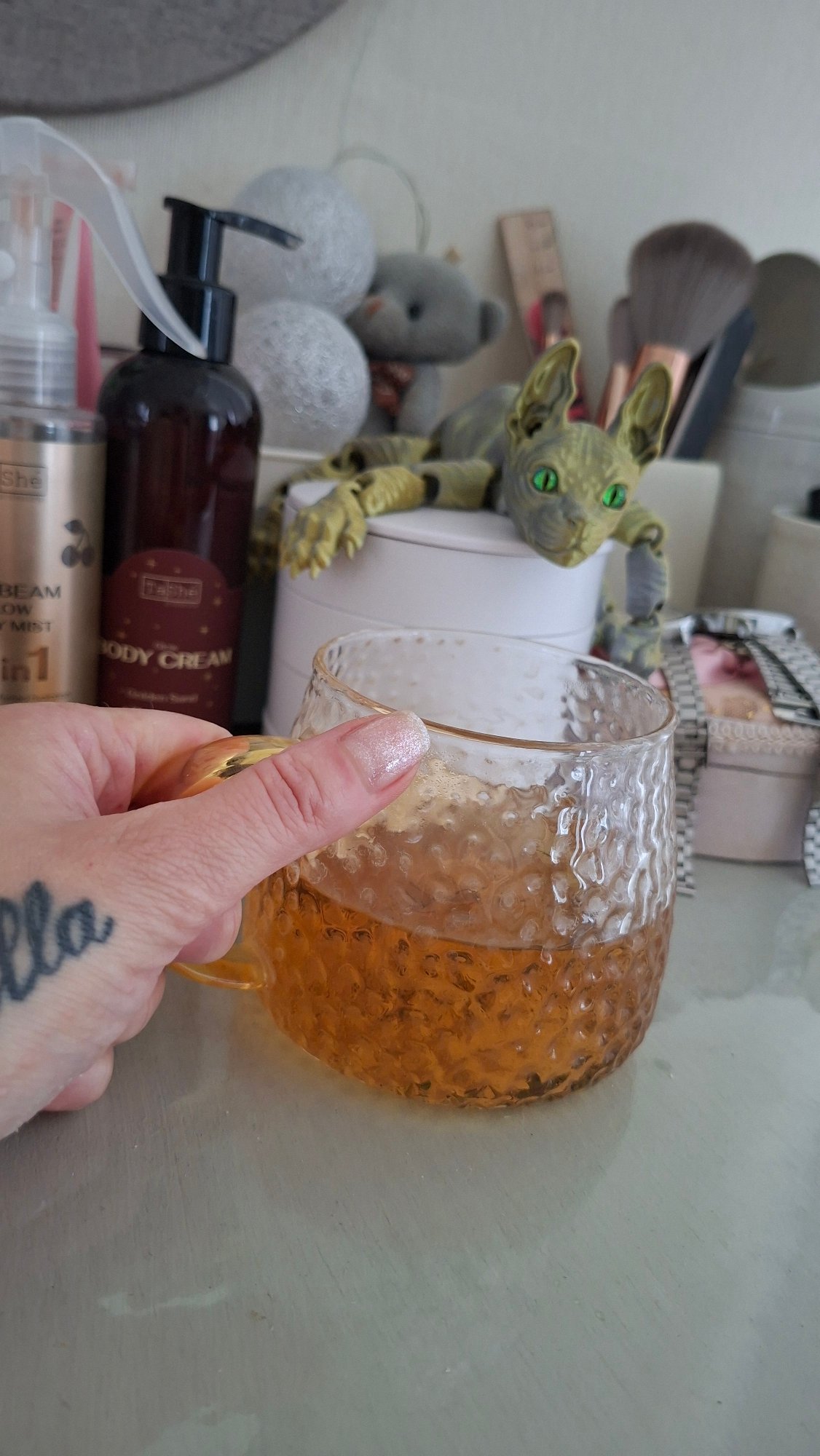 Lazy morning at home in Myadzyel with drinks and decor